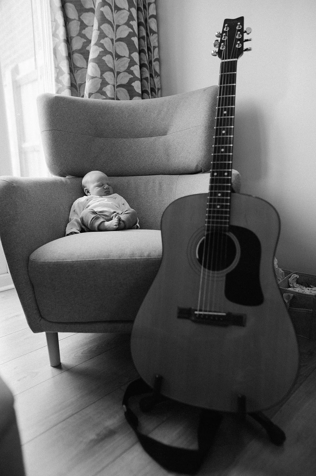 102baby relaxed family photos at home coventry-BW.jpg