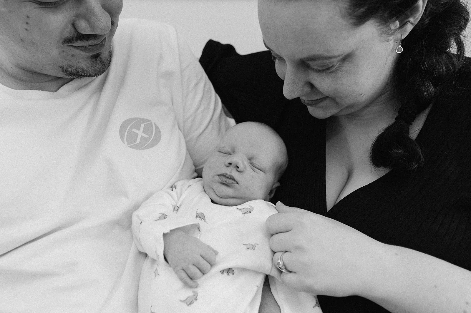 131baby relaxed family photos at home coventry-BW.jpg