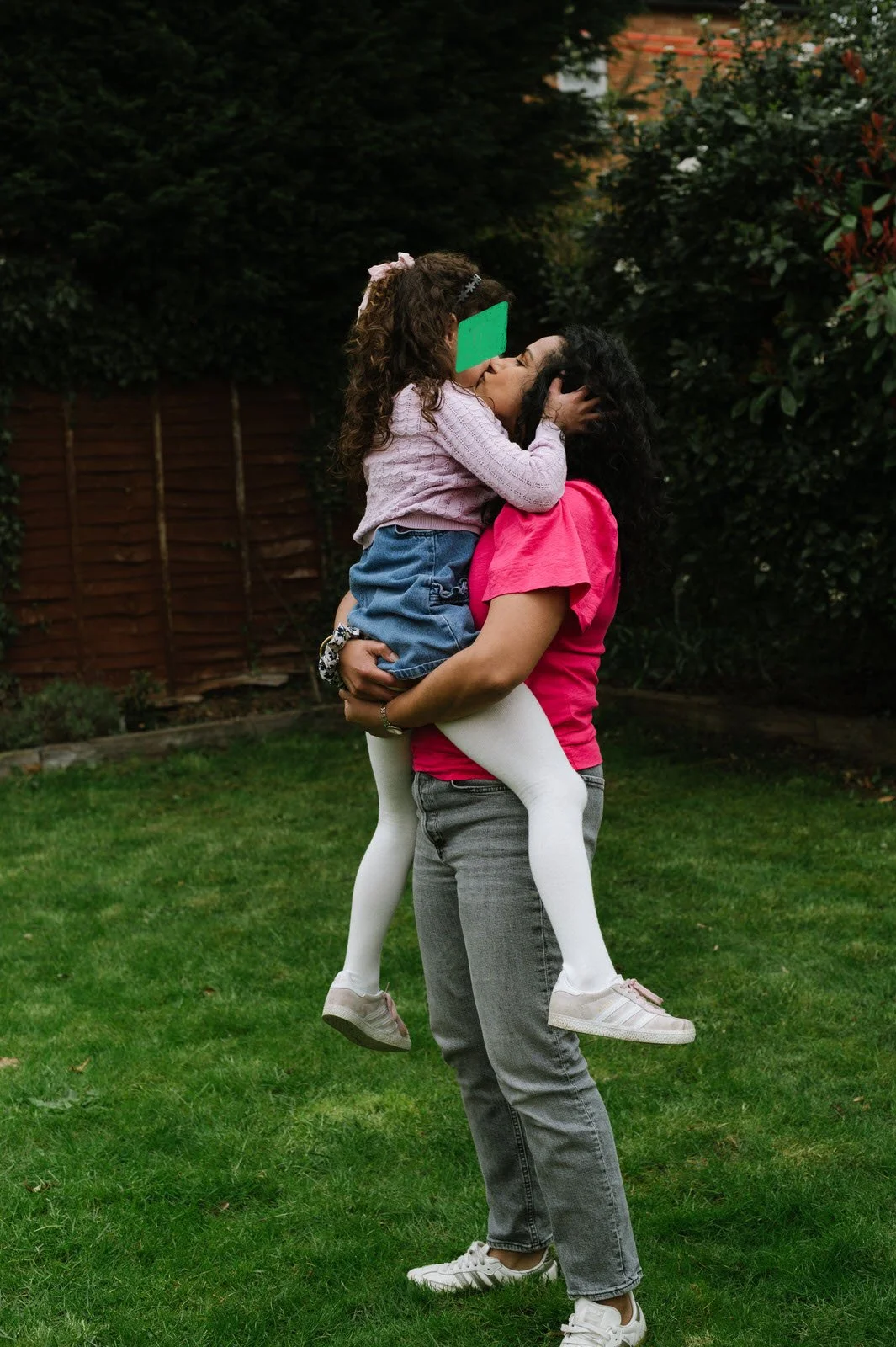092 relaxed family photos at home.jpg