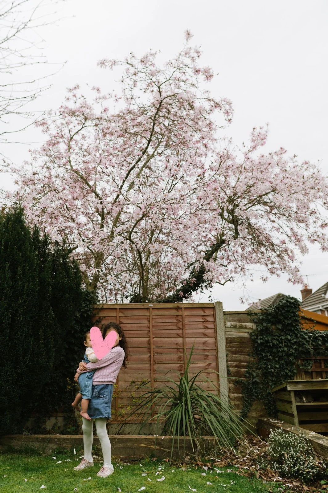 128 relaxed family photos at home .jpg