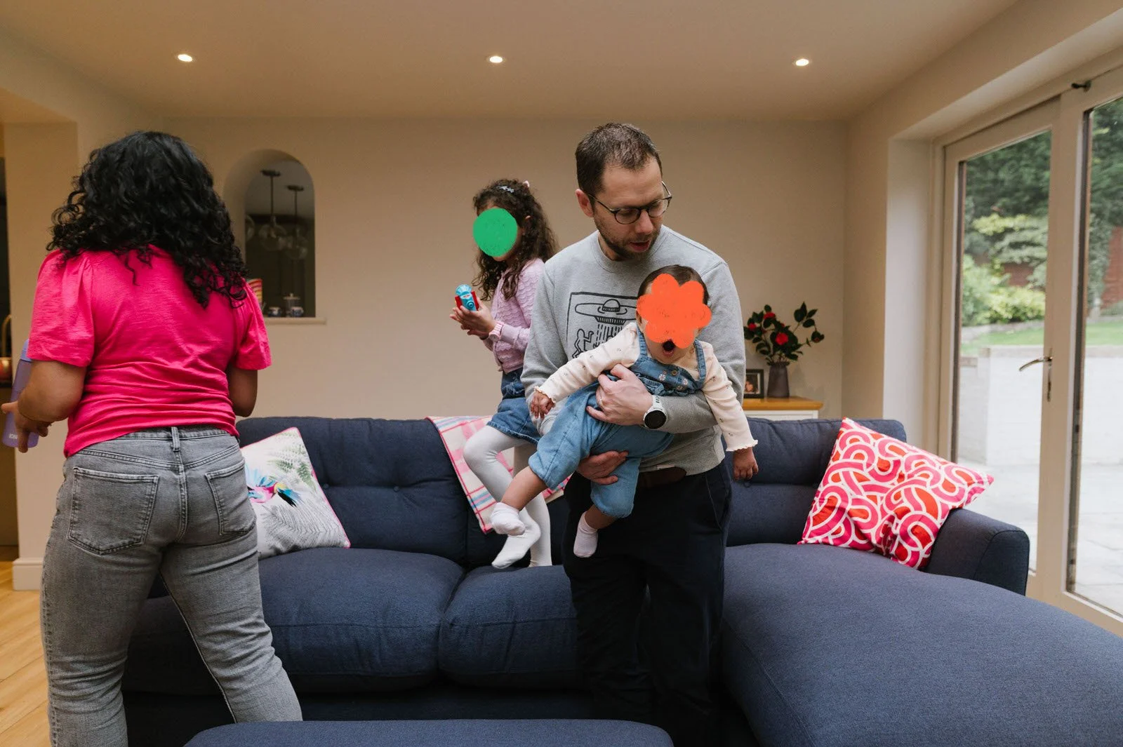 189 relaxed family photos at home.jpg