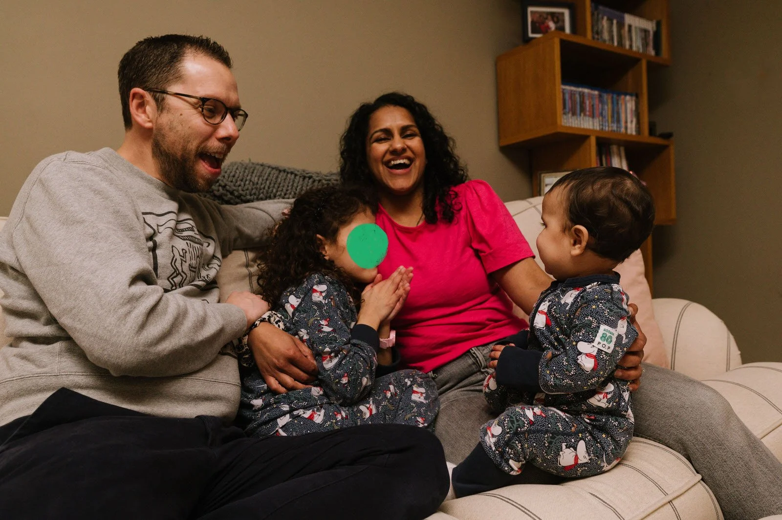 223 relaxed family photos at home.jpg