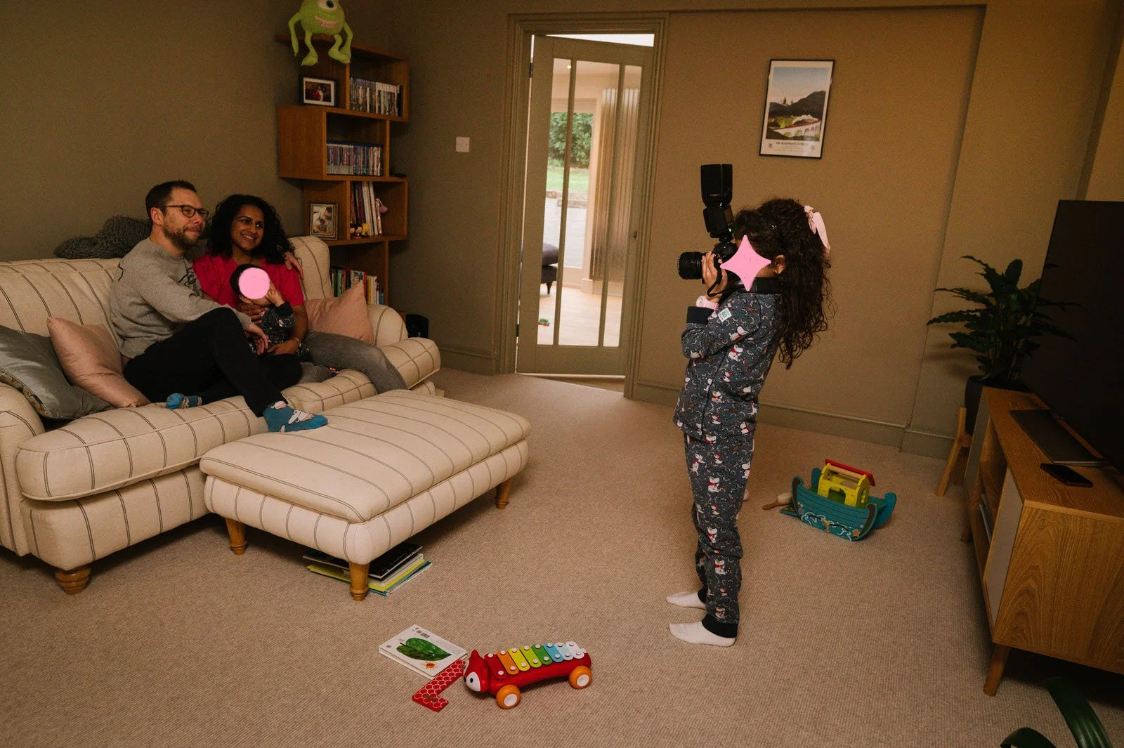 227 relaxed family photos at home .jpg