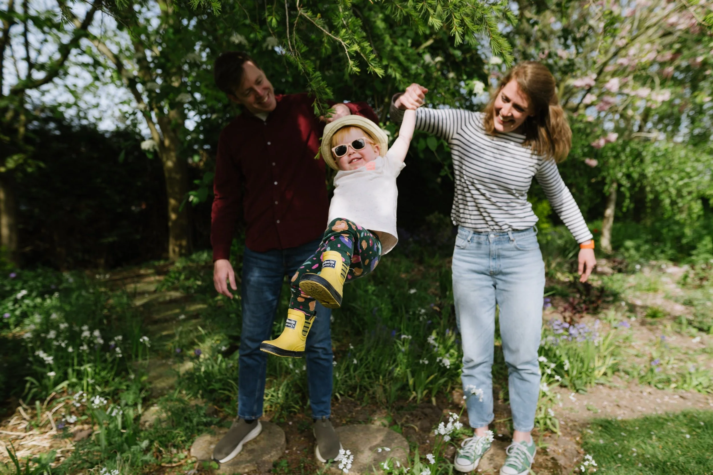 Idyllic childhood scenes - oh my heart. Pottering about at home. finding bugs in the garden. A little walk to wave at a horse.So sweet to catch up with these three. 

Photos on our blog and details about our family sessions. Link in bio/ stories 

At