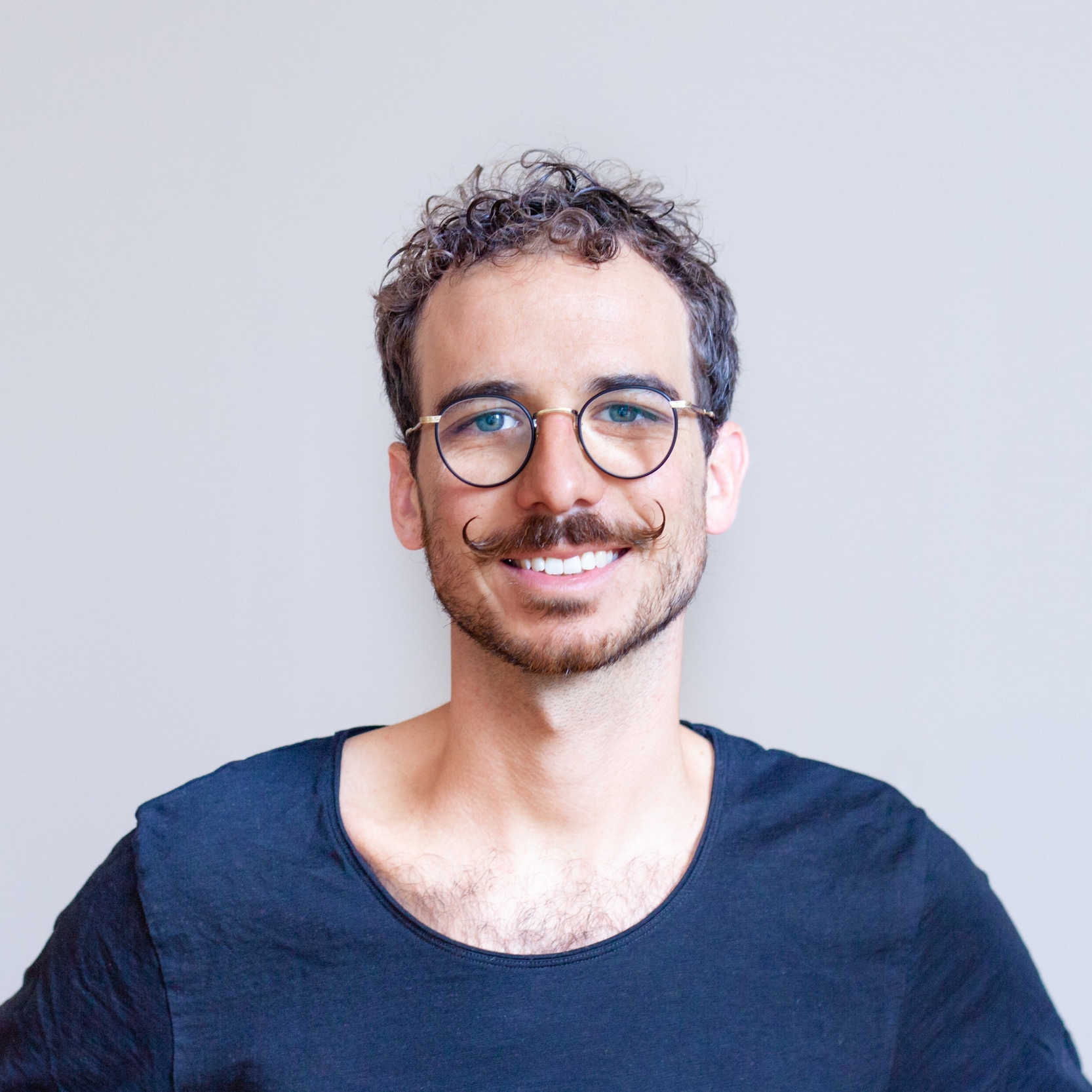 Andi Für Andi war Yoga am Anfang der perfekte Ausgleich zu seinem Job im Cinema Paradiso Baden. Doch bald ist Yoga für ihn noch viel mehr geworden. „Das Interessante an Yoga ist, dass es sich im Lauf der Zeit für mich komplett geändert hat. Am Anfang war es reiner Ausgleich zur Arbeit und zu anderen Sportarten. Dann wurde Yoga meine Hauptsportart und mit der Yogalehrer-Ausbildung wurden wieder so viele neue Aspekte und Türen geöffnet. Ich bin gespannt wohin mich Yoga führen und was Yoga für mich in weiterer Zukunft bedeuten wird.“ In seinen Klassen besticht Andi besonders mit seiner sanften, angenehmen Stimme. Seine Klassen sind perfekt zwischen Ruhe und Herausforderung ausbalanciert. Andi liebt nicht nur seinen Job im Cinema Paradiso, sondern ist auch in seiner Freizeit ein begeisterter Cineast, den man - wenn er nicht gerade auf der Yogamatte ist - meistens in einem Kino finden kann.