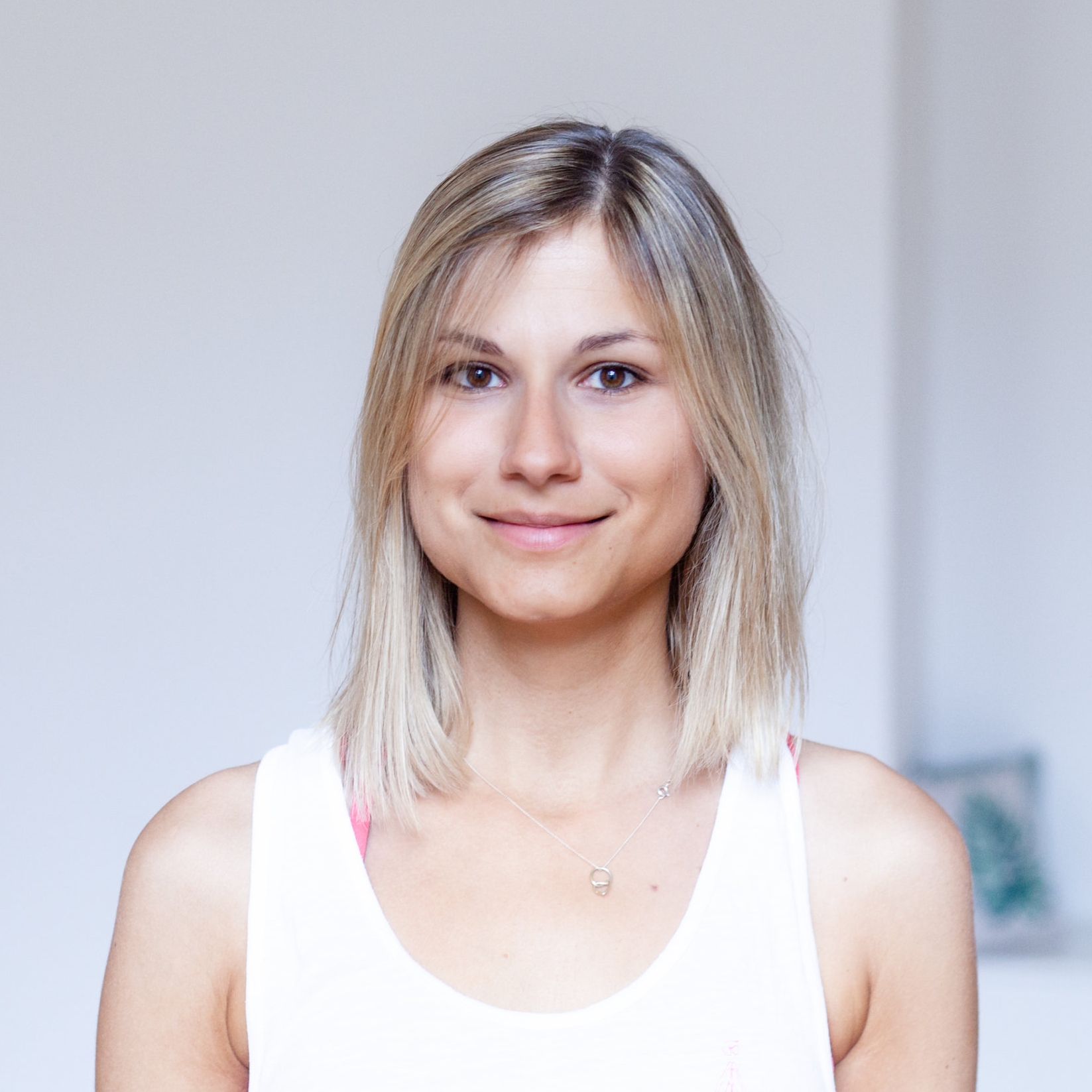 Mia Mia ist die Gründerin von Das Yogaprojekt. Neben ihrer Tätigkeit als Yogalehrerin hat Mia das Doktoratsstudium im Bereich der Neurowissenschaft abgeschlossen. „Im Rahmen meiner Doktorarbeit habe ich erforscht, wie sich Stress auf das Gehirn auswirkt. Das Paradoxe daran war, dass ich in dieser Zeit selbst sehr unter Druck stand und nach einem Ausgleich gesucht habe. So bin ich zum Yoga gekommen. Als naturwissenschaftlicher Geist war ich am Anfang skeptisch. Doch schon nach kurzer Zeit fühlte ich mich viel weniger gestresst und einfach rundum glücklich.“ Interessiert an den Hintergründen, beschäftigte sich Mia mehr und mehr mit Yoga und wie es auf Gehirn und Körper wirkt. Mittlerweile ist Mia als Leiterin des Yogaprojektes damit beschäftigt, das wertvolle Wissen aus dem Labor auf die Yogamatte zu transportieren.