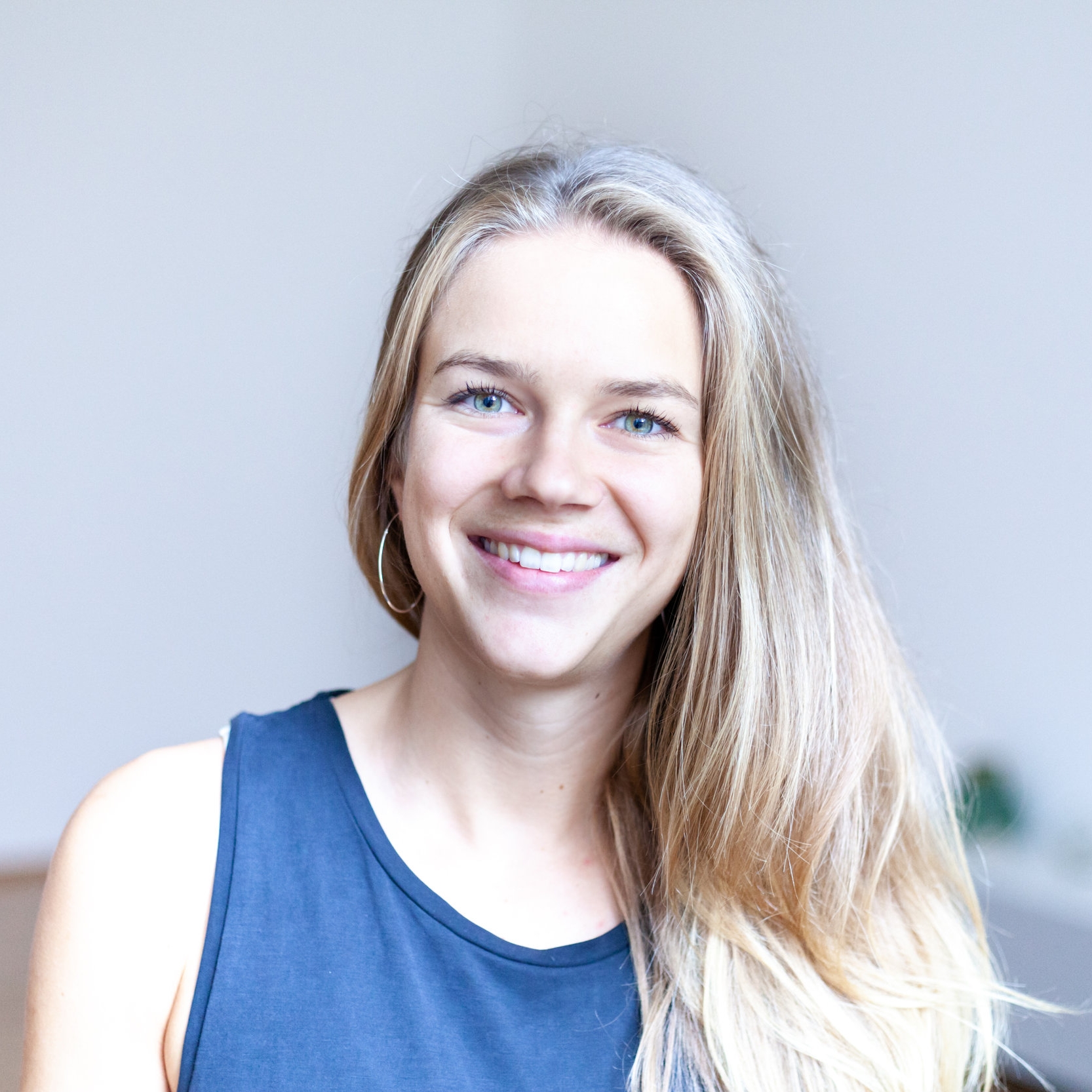 Bianca Bianca lebt und liebt Bewegung. Sie hat Sportmanagement und Wirtschaft studiert und verbringt ihre Freizeit am liebsten wandernd, schwimmend oder laufend in der Natur. Sie liebt es, neue Sportarten zu erlernen. In Yoga hat Bianca eine Möglichkeit gefunden, ihrer Kreativität Ausdruck zu verleihen. „Wenn ich nach der Stunde meine SchülerInnen beobachte, wirken sie viel ruhiger und entspannter. Schülerin und Lehrerin gleichzeitig zu sein, finde ich eine Bereicherung.“ Bianca verbindet ihr Wissen aus der Sportwissenschaft und Gesundheitsförderung mit Yoga und lässt es in ihre Klassen einfließen. Dabei ist Yoga für Bianca „ein wahrer Superstar und eine Möglichkeit, die Mitte und zu mehr Balance zu finden“.