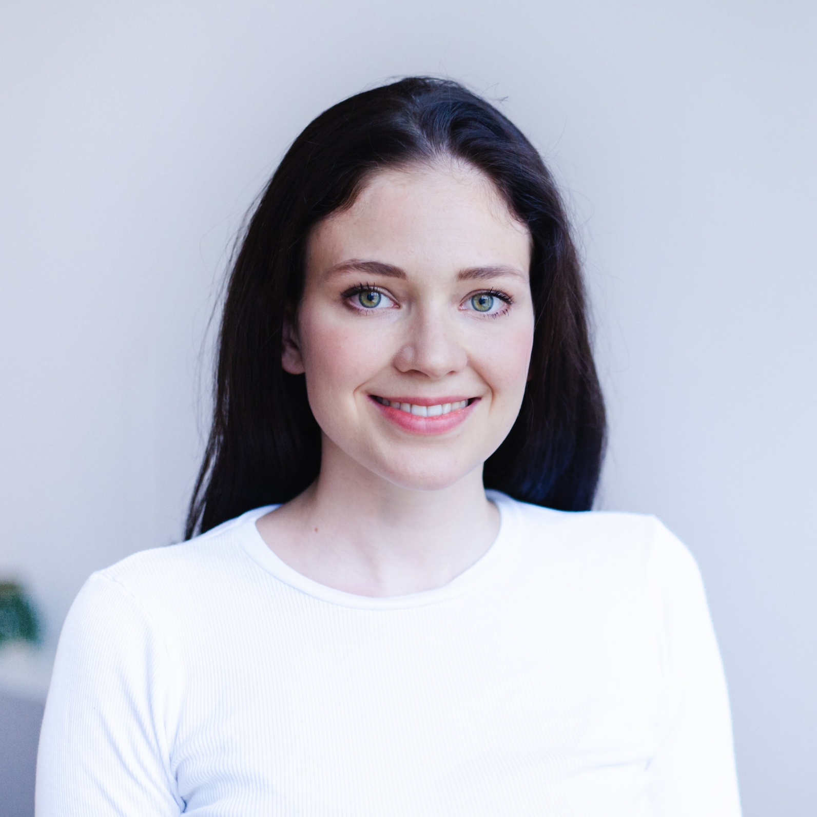 Helena In Helenas Klassen dürfen die Yogis zur Ruhe kommen und abschalten. Gleichzeitig schafft sie es aber auch, dass ihre SchülerInnen im Laufe der Klassen ihre eigenen Fortschritte bemerken und dadurch zu noch mehr Motivation finden. "Im Gegensatz zu anderen Sportklassen, die ich davor besucht habe, steht bei Yoga das Wohlbefinden des Körpers im Zentrum. Es geht dabei nicht darum, möglichst viele Wiederholungen oder Übungen zu machen, wodurch die erste Stunde für mich zu einer völlig neuen Erfahrung wurde." Helena interessierte sich schon immer für das Unterrichten, weshalb sie sich auch dazu entschieden hat, Englisch und Spanisch für das Lehramt zu studieren. In ihrer Freizeit kocht und backt sie sehr gerne, liebt englischsprachige Literatur, läuft und praktiziert Krafttraining.
