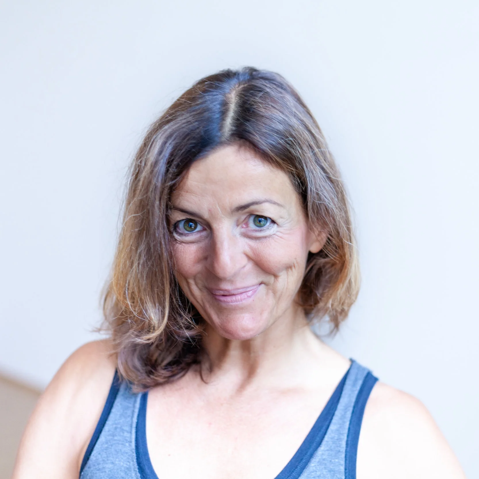 Martina Martinas Yogageschichte hat 2005 begonnen und seit damals ist Ashtanga Yoga ein fixer Bestandteil ihres Lebens: „... in den allerersten Stunden noch als ‚Fitnessprogramm‘ für meinen Körper. Doch schon bald wusste ich, wie gut Yoga auch meiner Seele tut. Denn je mehr ich übe, meinen Körper zu öffnen, umso mehr öffnet sich auch mein Herz. Und mit offenem Herzen ist das Leben einfach schöner!“ Die studierte Landschaftsarchitektin hat sich vor einigen Jahren dazu entschieden, eine Yogalehrer-Ausbildung zu absolvieren und ihren "Herzens-Beruf" auszuüben. In Martinas Klassen, die besonders liebevoll gestaltet sind, zeigt sie den SchülerInnen ihr Potential und ihre Möglichkeiten auf, sowohl körperlich als auch geistig. Ihre Freizeit verbringt Martina am liebsten mit ihrem 5-jährigen Sohn, mit dem sie die Welt in der Natur, beim gemeinsamen Singen, Kochen und Lachen neu entdeckt.