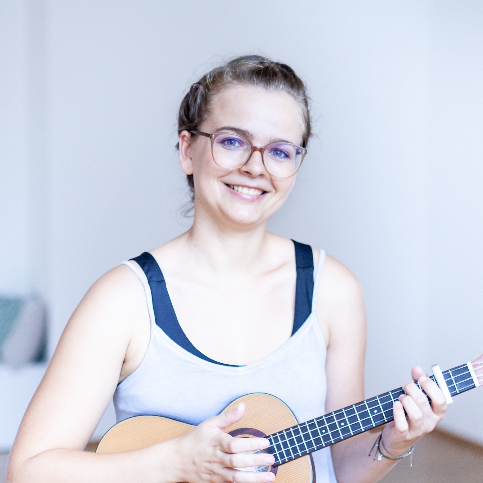 Theresa Theresa hat Yoga vor einigen Jahren für sich entdeckt und hatte bereits vor ihrer Ausbildung zur Yogalehrerin in Kanada das große Bedürfnis, die Übungen aus dem Yoga, die ihr selbst so gut tun, mit anderen zu teilen. "In meinen Klassen ist es mir besonders wichtig, dass jede/r Teilnehmer/in auf ihren/seinen eigenen Körper hört. Es geht viel mehr darum, wie sich die Positionen anfühlen, als wie sie aussehen. Ich möchte allen die Möglichkeit geben, ihre Praxis für sich selbst zu entdecken und herauszufinden, was sich für den eigenen Körper am besten anfühlt." Besonders beliebt in Theresas Klassen ist die Endentspannung, bei der sie meistens akustische Covers auf ihrer Ukulele zum Besten gibt.