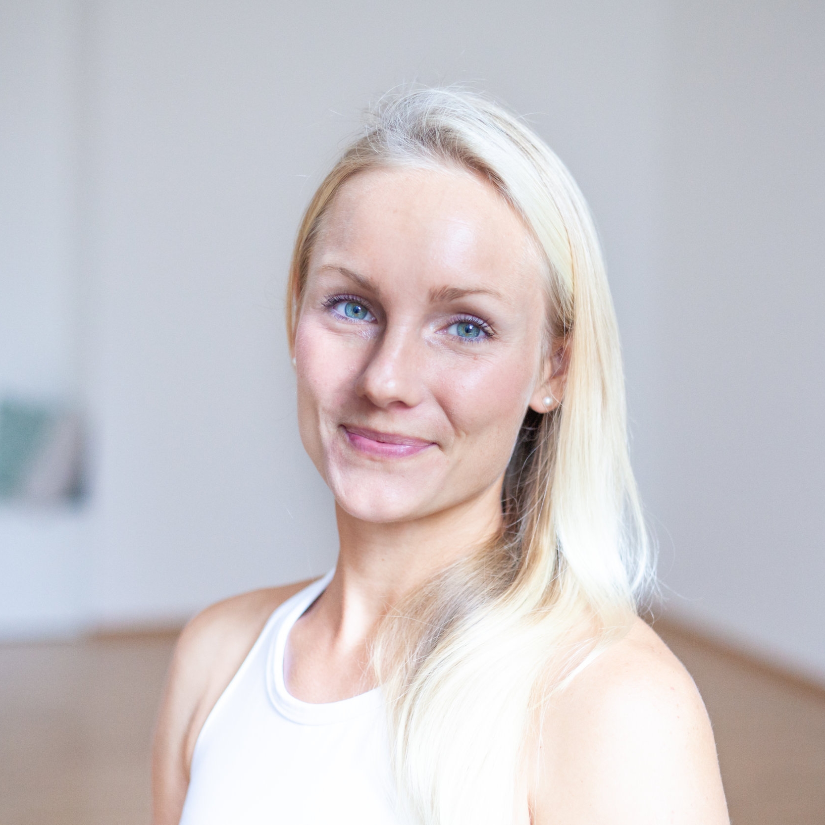 Audrey Audrey hat ihre erste Yoga-Klasse vor einigen Jahren besucht und war danach wie „mit Yoga infiziert“. Schon bald wusste sie, dass sie mehr wollte und entschied sich, die Yogalehrer-Ausbildung in Indien zu absolvieren. Danach hat sie mehrere Monate die Welt bereist. Bis vor kurzem hat sie in Sydney gelebt und dort Yoga unterrichtet und als Personal Trainerin gearbeitet. „Yoga bedeutet für mich, meinem Herzen zu folgen und das zu tun, was mich glücklich macht!“ Durch Audrey’s Liebe zu Yoga hat sie unzählige weitere Fortbildungen besucht und unter anderem ein 500h Yoga-Teacher-Training in Bali und die Ausbildung zur Kinderyogalehrerin abgeschlossen. In ihrer Freizeit liebt Audrey das Abenteuer und erkundet die Welt am liebsten beim Reisen. Neben Yoga und Reisen ist Audrey’s dritte Leidenschaft das Laufen, denn für sie ist es der perfekte Weg um „den Kopf zu leeren“.