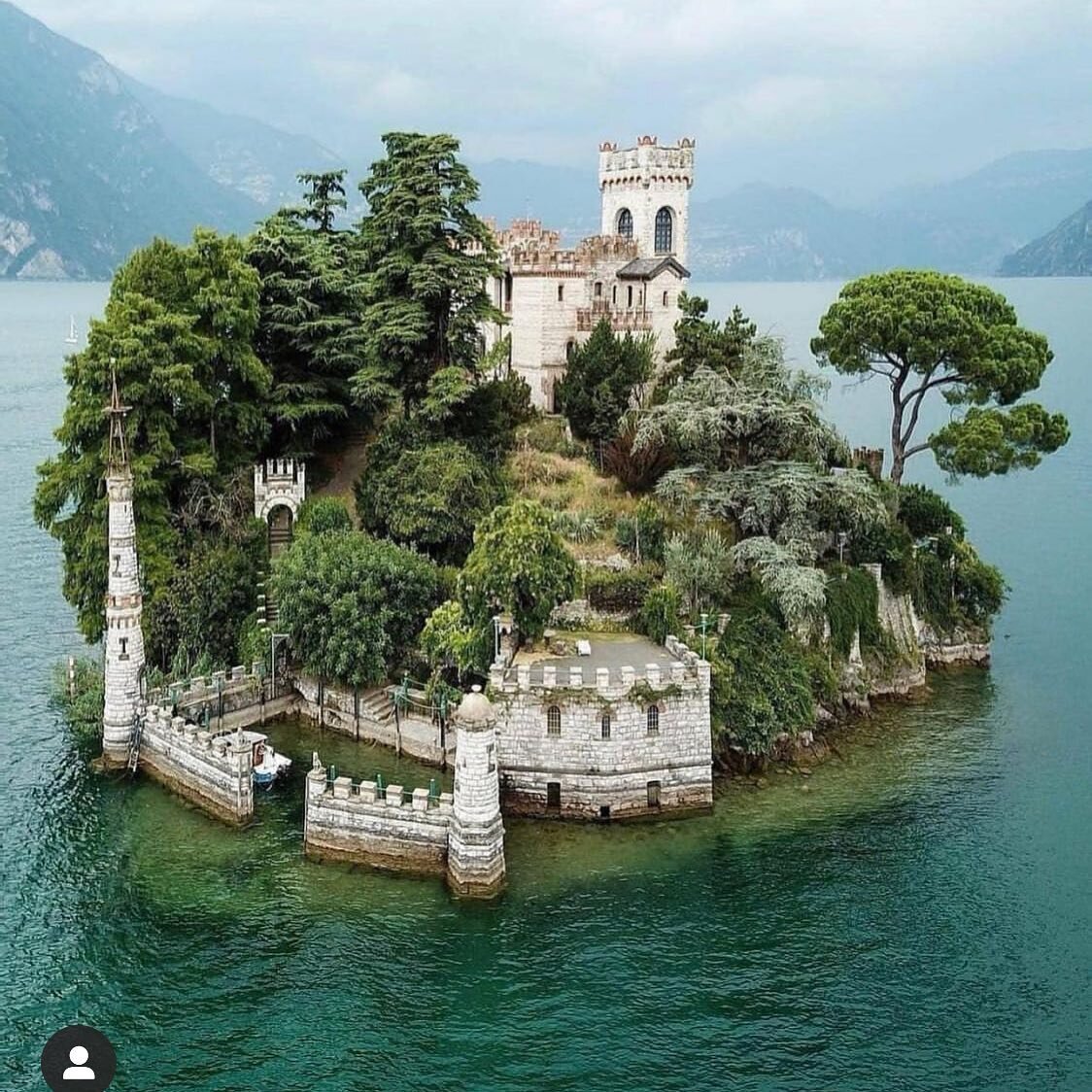 I want my own private island with a fairytale castle!!!! Wonder if They need an interior designer?
@map_of_italy #castello #isoladiloreto