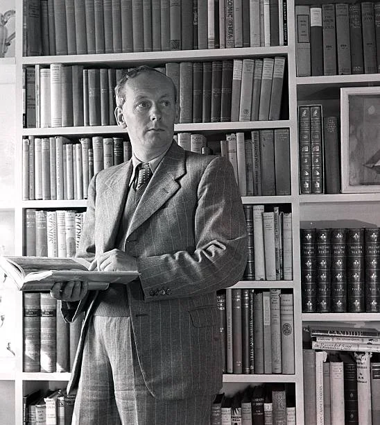 15th October 1947: H.E. Bates at his study in Kent