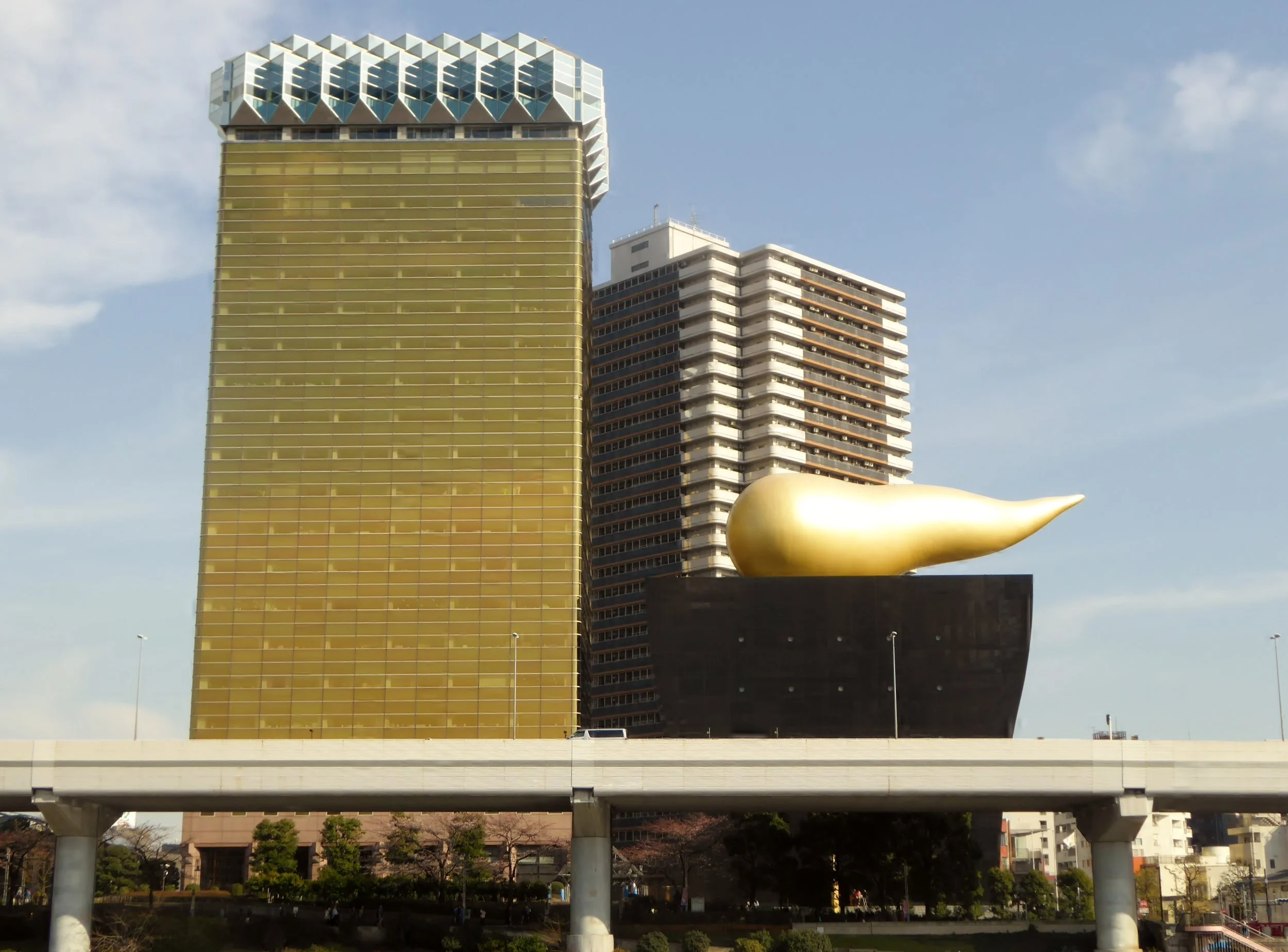 Asahi_Group_Holdings,Ltd._headquarters_and_Super_Dry_Hall.JPG