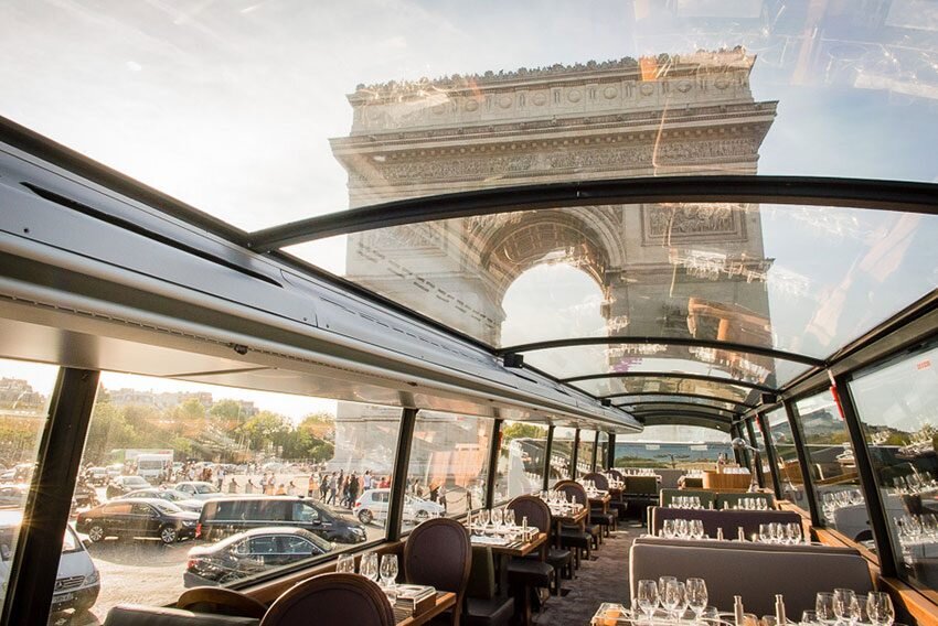 Bustronome overlooking l'arc de triomphe