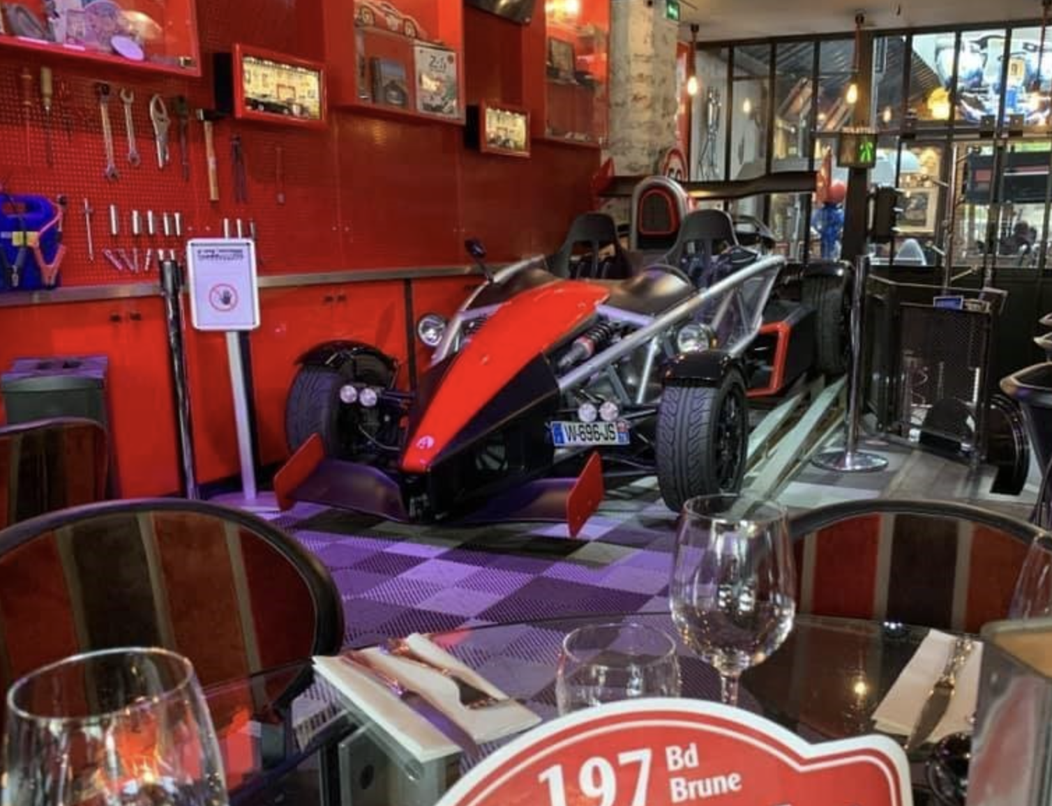 Auto Passion Café rotating car display