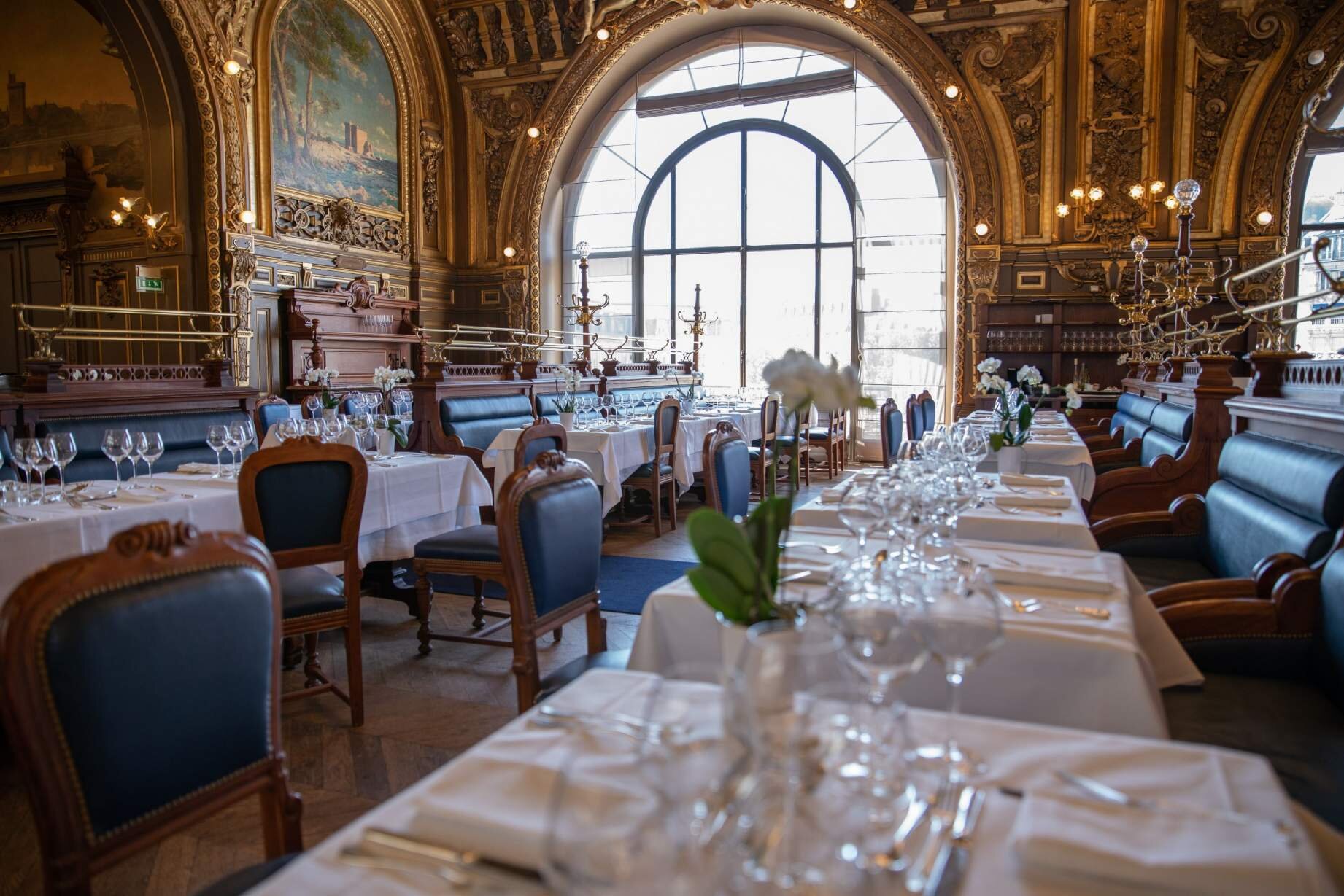 le train bleu dining area