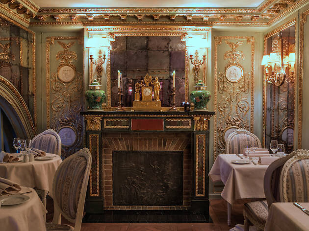 Le Café Pouchkine luxurious decor details