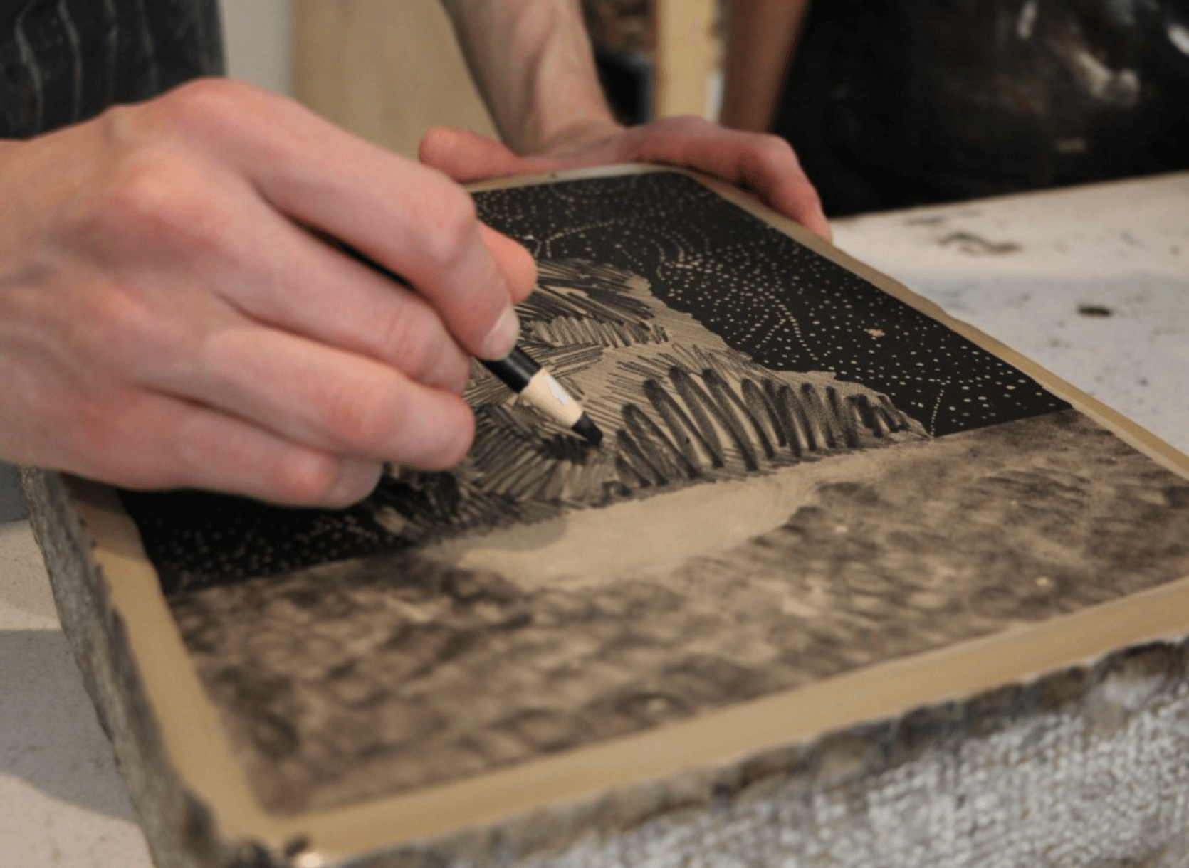 COAT A SOLID SURFACE WITH INK USING LITHOGRAPHY