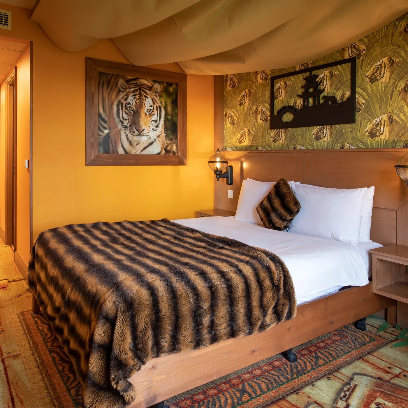 Chessington Safari and Azteca Hotel room 4.jpg