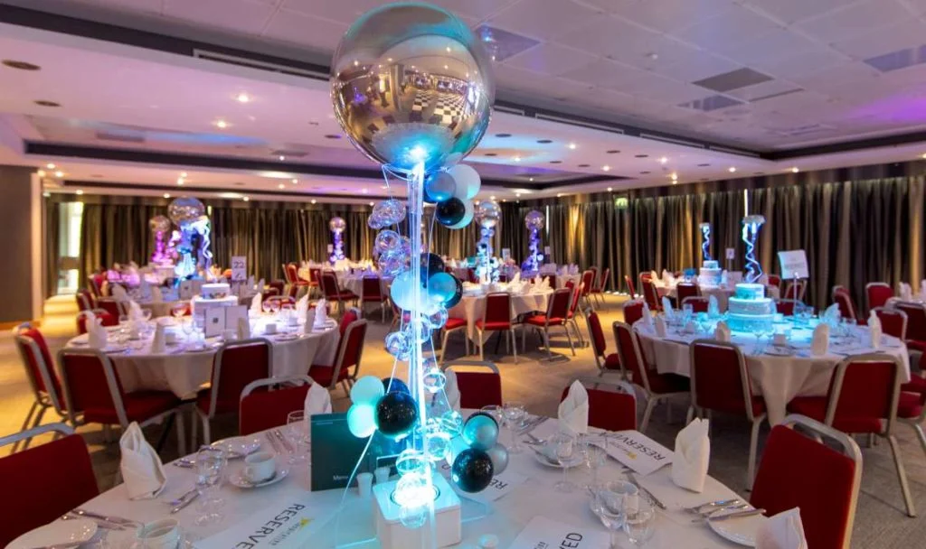 Organic balloon table centre.jpg
