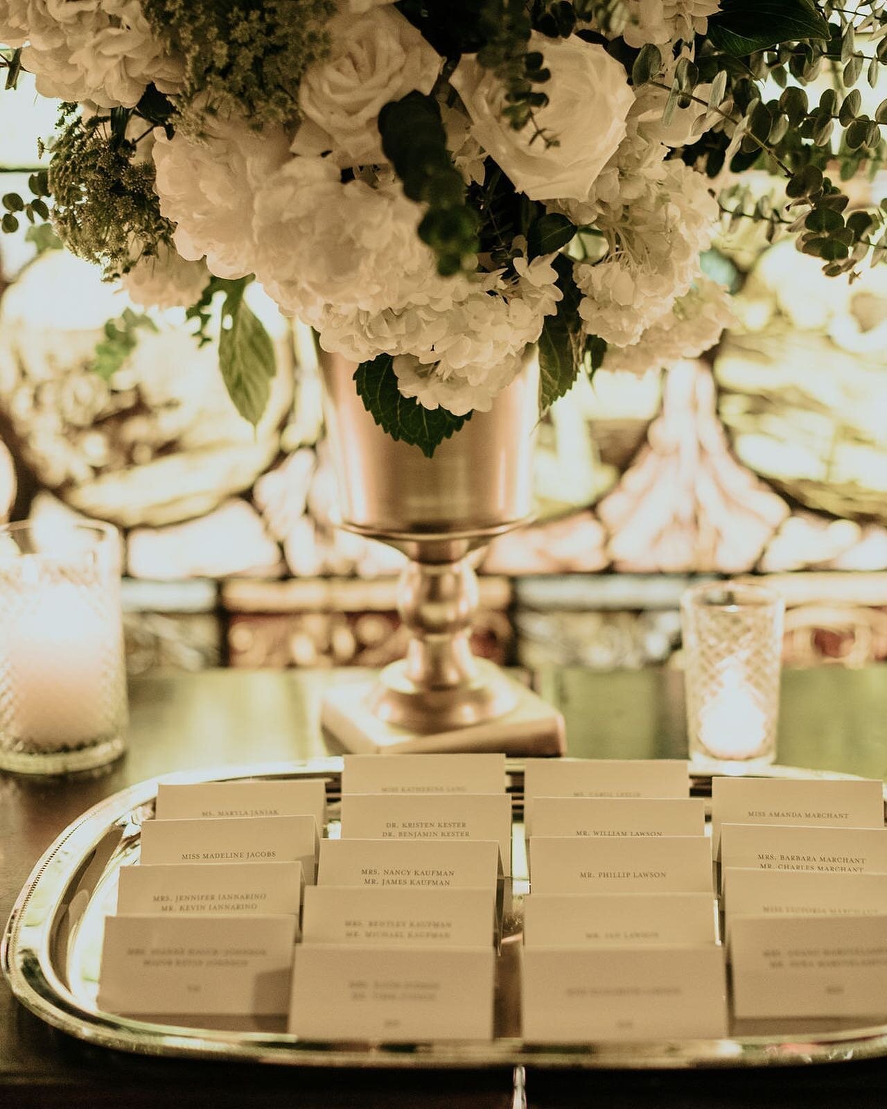 Elevate your escort cards by placing them on beautiful silver trays 

Planning  @pinkbowtienyc
Ceremony  @stpatrickscathedral
Reception  @newyorkac
Photo  @taylorlenci
Floral  @denisefasanello
Rentals  @smithpartyrentals
Lighting  @stortzlighting
Ban