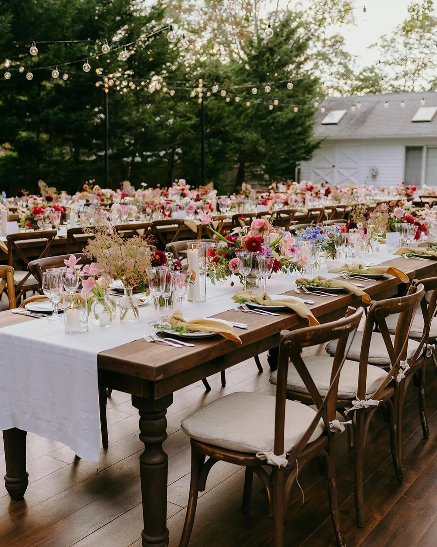 Alfresco always 🩷 swipe for the details!

Planning | @pinkbowtienyc
Venue | Private Residence
Tent | @ayspartyrentals
Catering | @stonecreekcatering
Officiant | Rev. Stuart Chernoff @hvceremonies
Photo | @ambergressphotography
Floral | @doan_ly
Rent