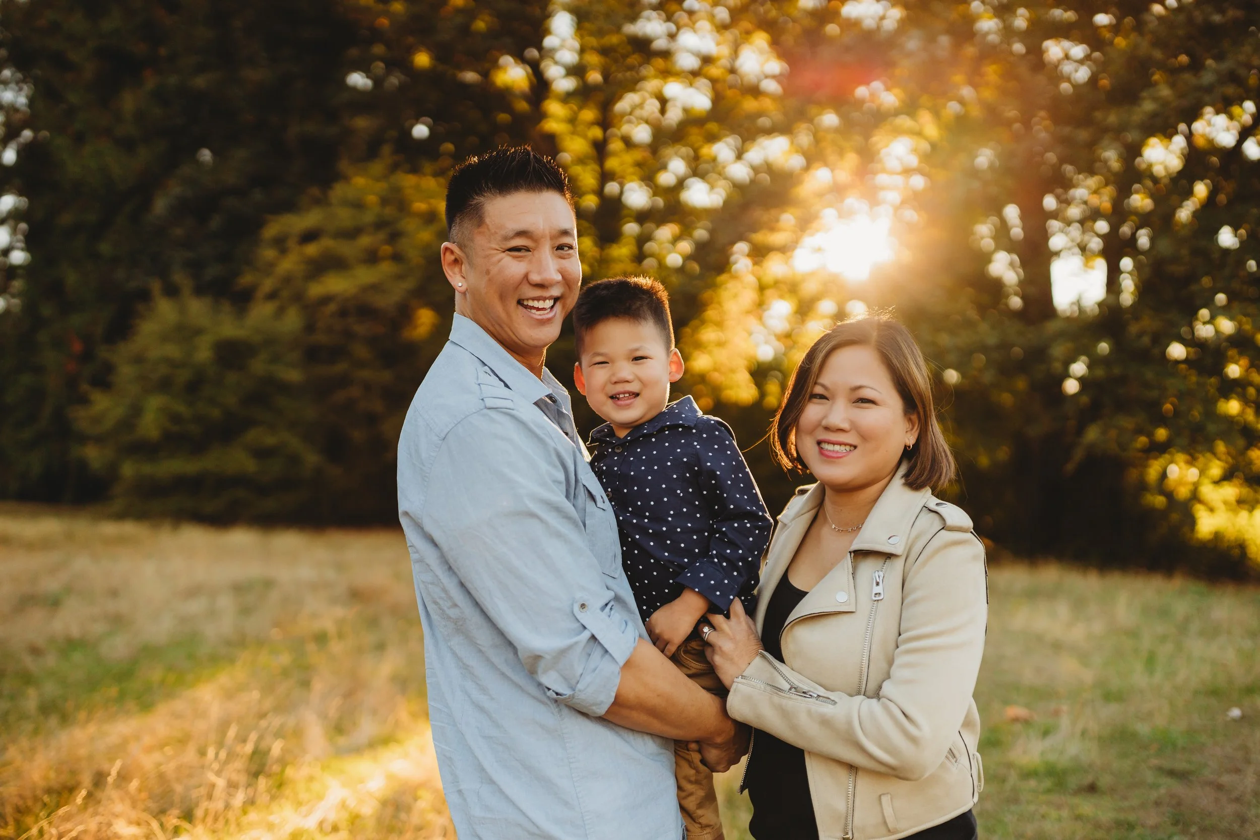 A relaxed family photo session at Juanita Bay Park in Kirkland, just outside Seattle. Juanita Bay is perfect for families who want open space, soft golden light, and a calm, natural setting that still feels polished and timeless.