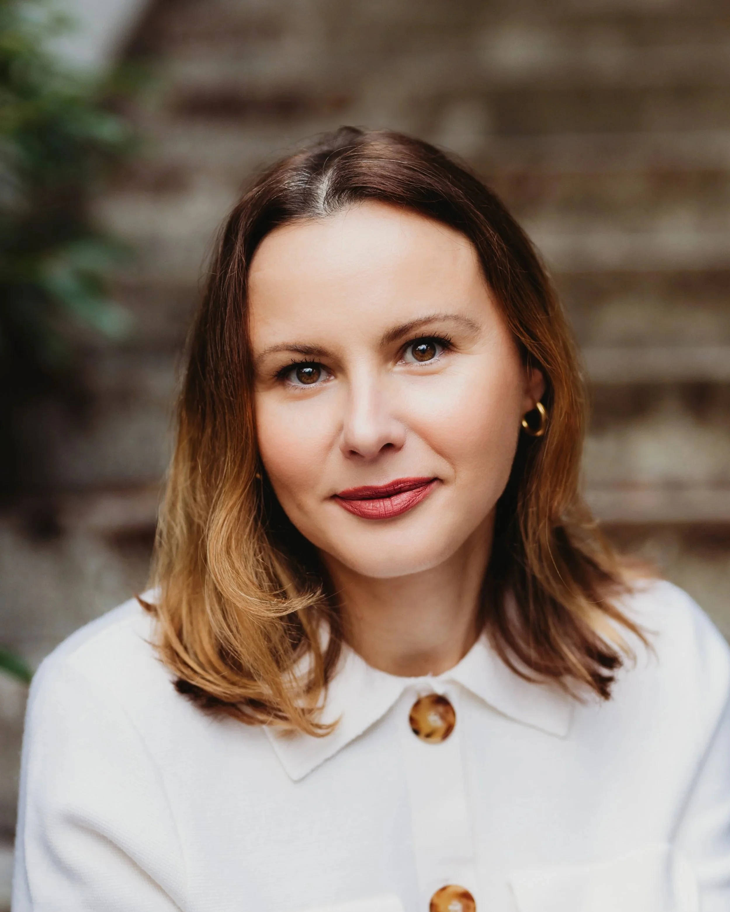 Seattle headshot photographer — natural light outdoor portrait at Volunteer Park, woman smiling
