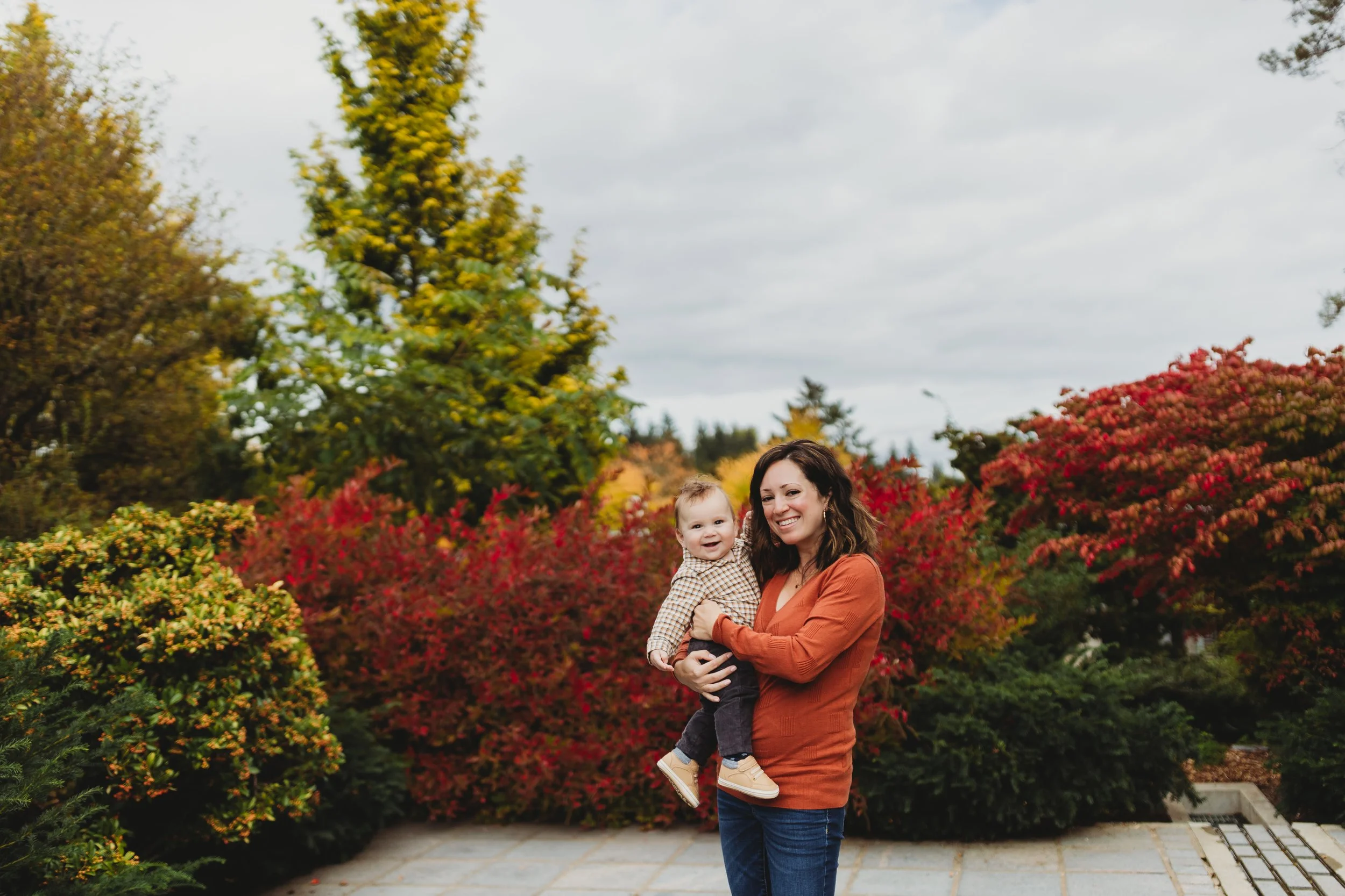 Fall family photo session at Bellevue Botanical Garden featuring colorful autumn foliage and natural light.
