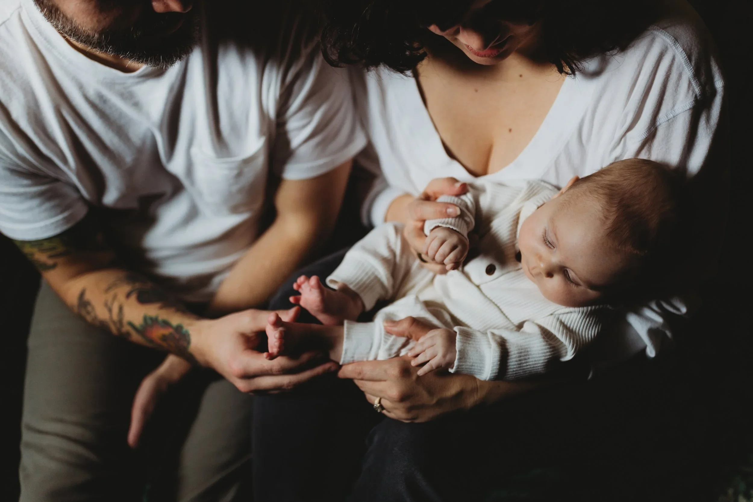 seattle-lifestyle-newborn-photography-parents-holding-baby.webp