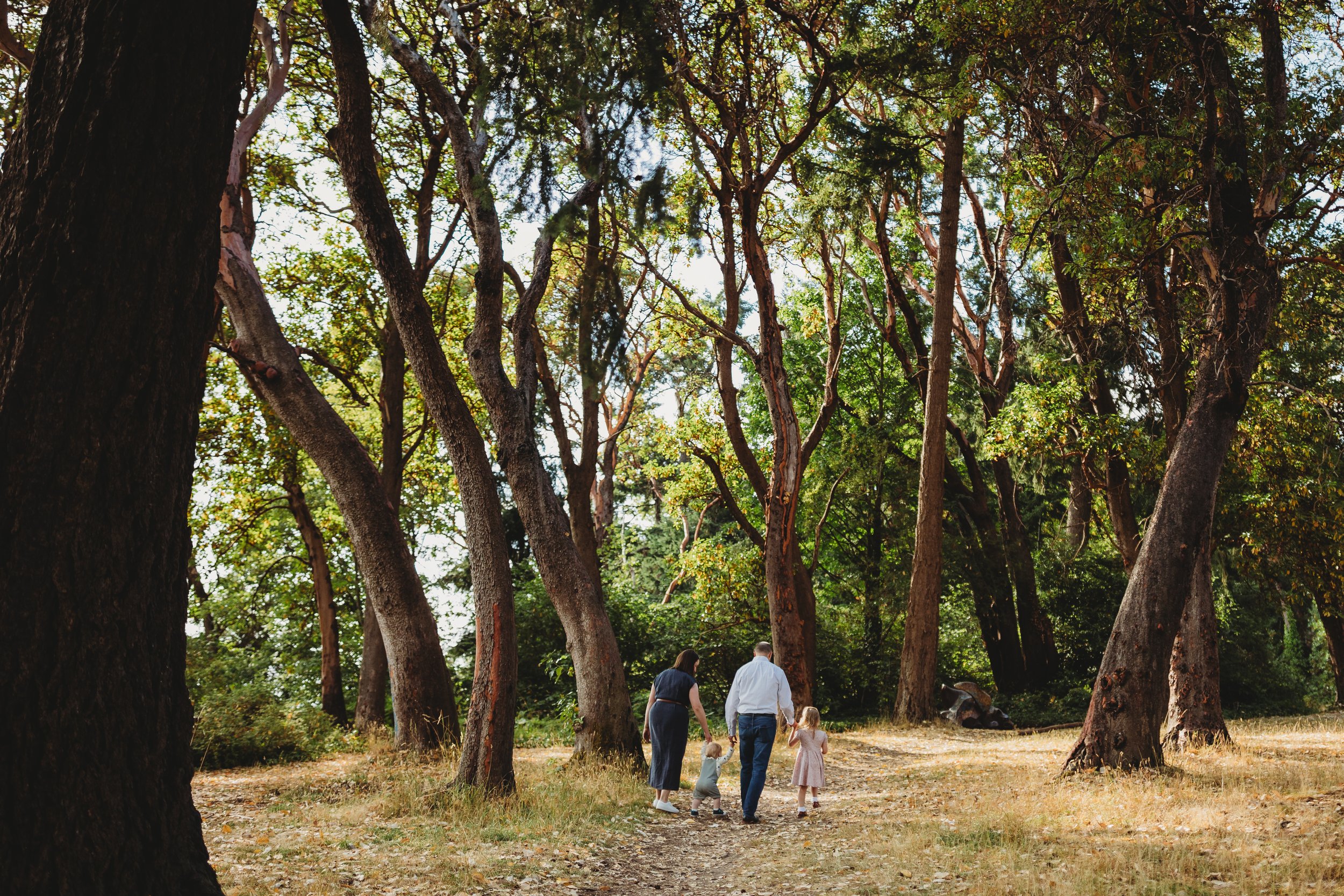 Lincoln Park’s wooded trails and open space make it a relaxed, low-stress option for family photo sessions in Seattle.