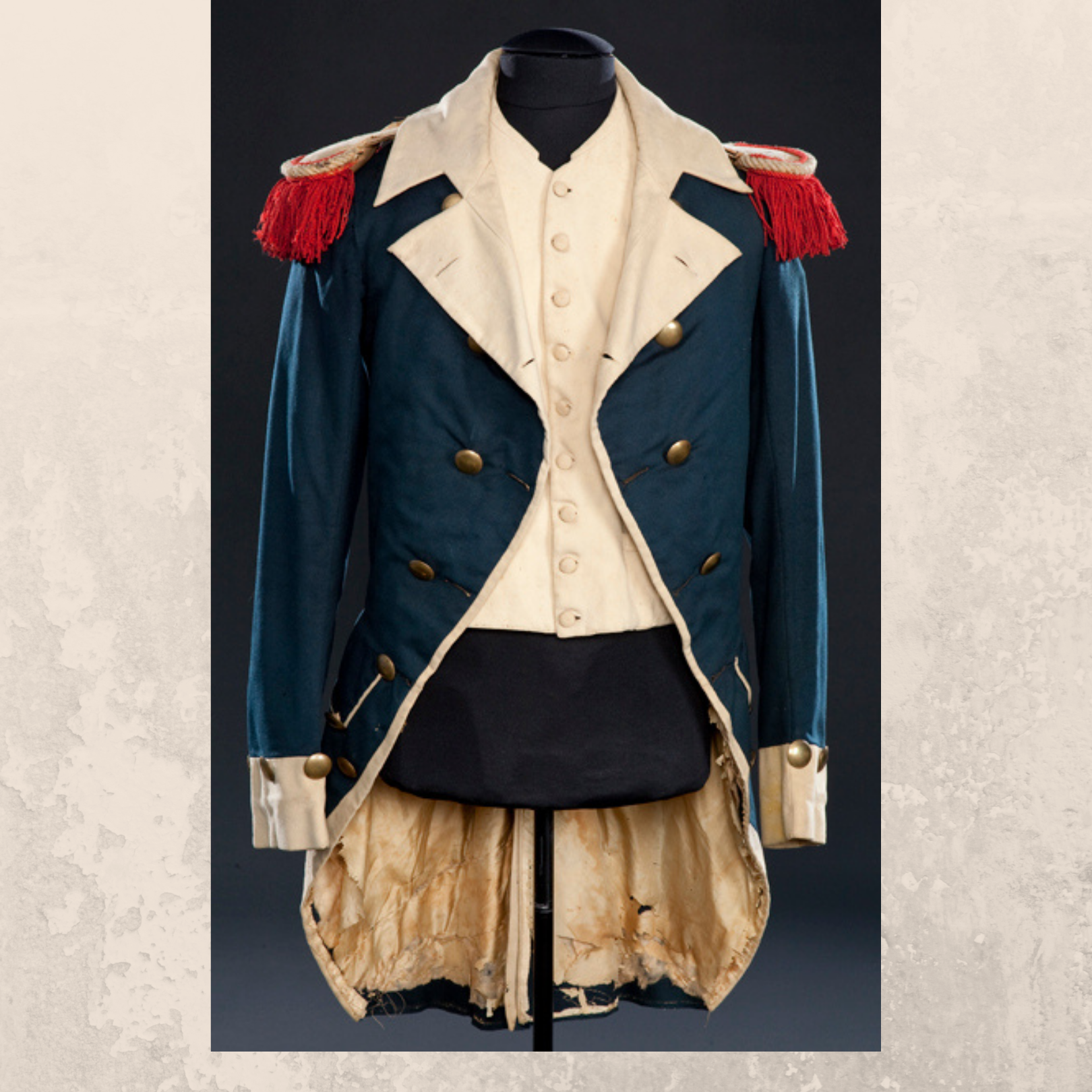 A male soldier Revolutionary War era uniform coat displayed on a mannequin.