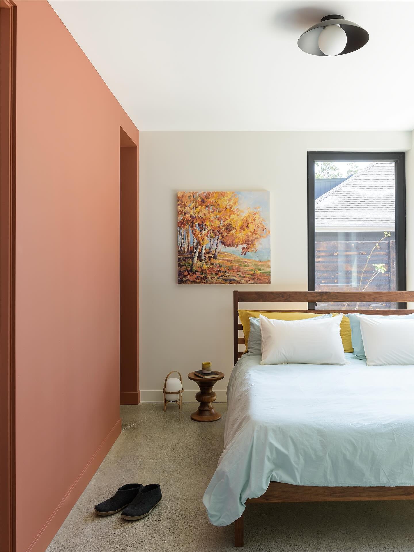 Fall feels at our Quadra project. 
.
photography @jodybeckphotography 
artwork @marcelastrasdas 
construction @horizonpacificcontracting 
architecture @coastandbeam_architecture 
interior design @pamelabillinghurst_design 
.
#interiordesign #canadian