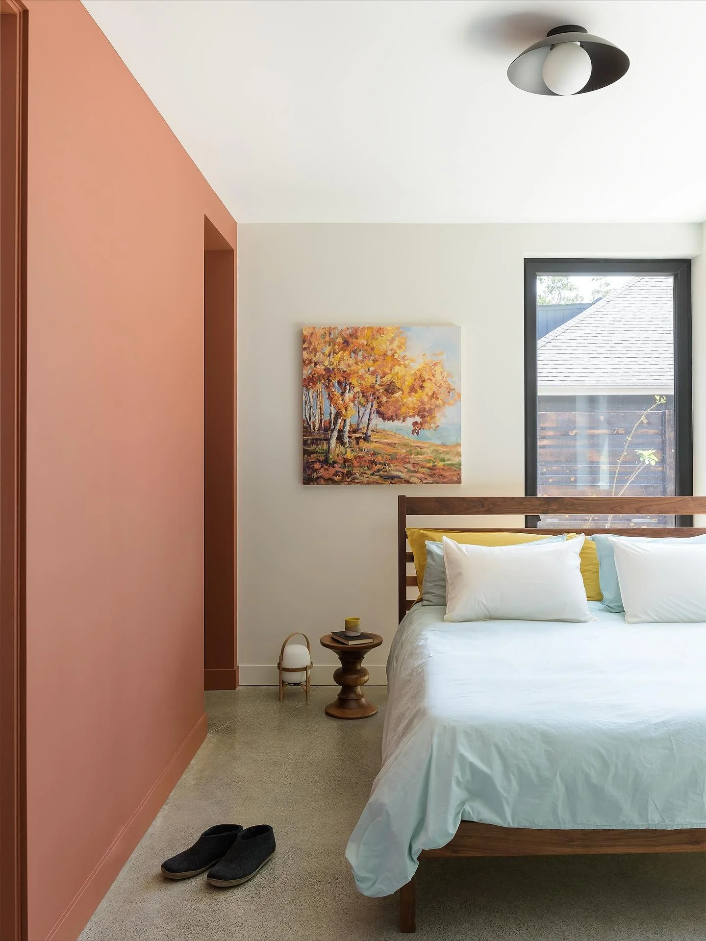 Fall feels at our Quadra project. 
.
photography @jodybeckphotography 
artwork @marcelastrasdas 
construction @horizonpacificcontracting 
architecture @coastandbeam_architecture 
interior design @pamelabillinghurst_design 
.
#interiordesign #canadian