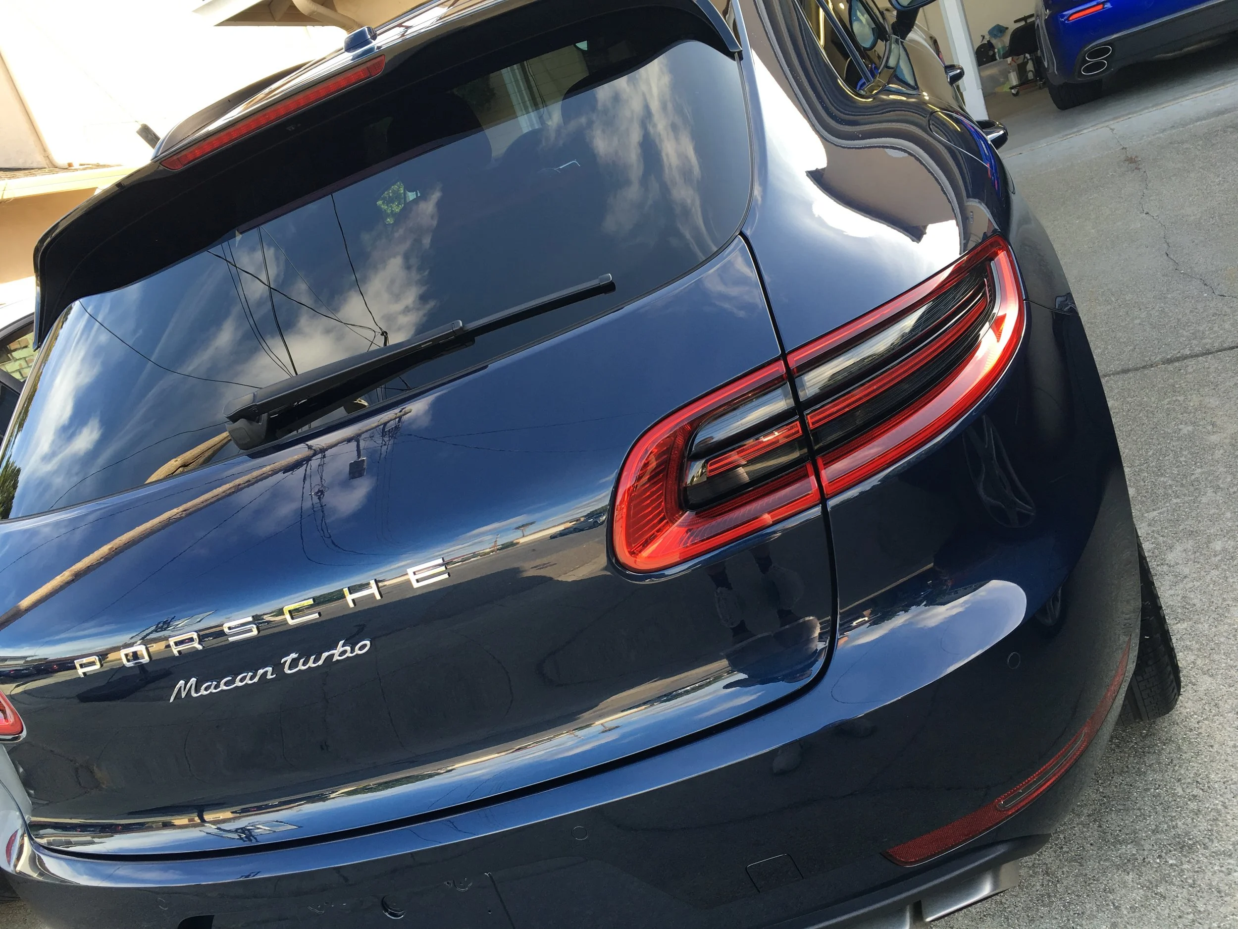 2016 Porsche Macan (Dark Blue Metallic)