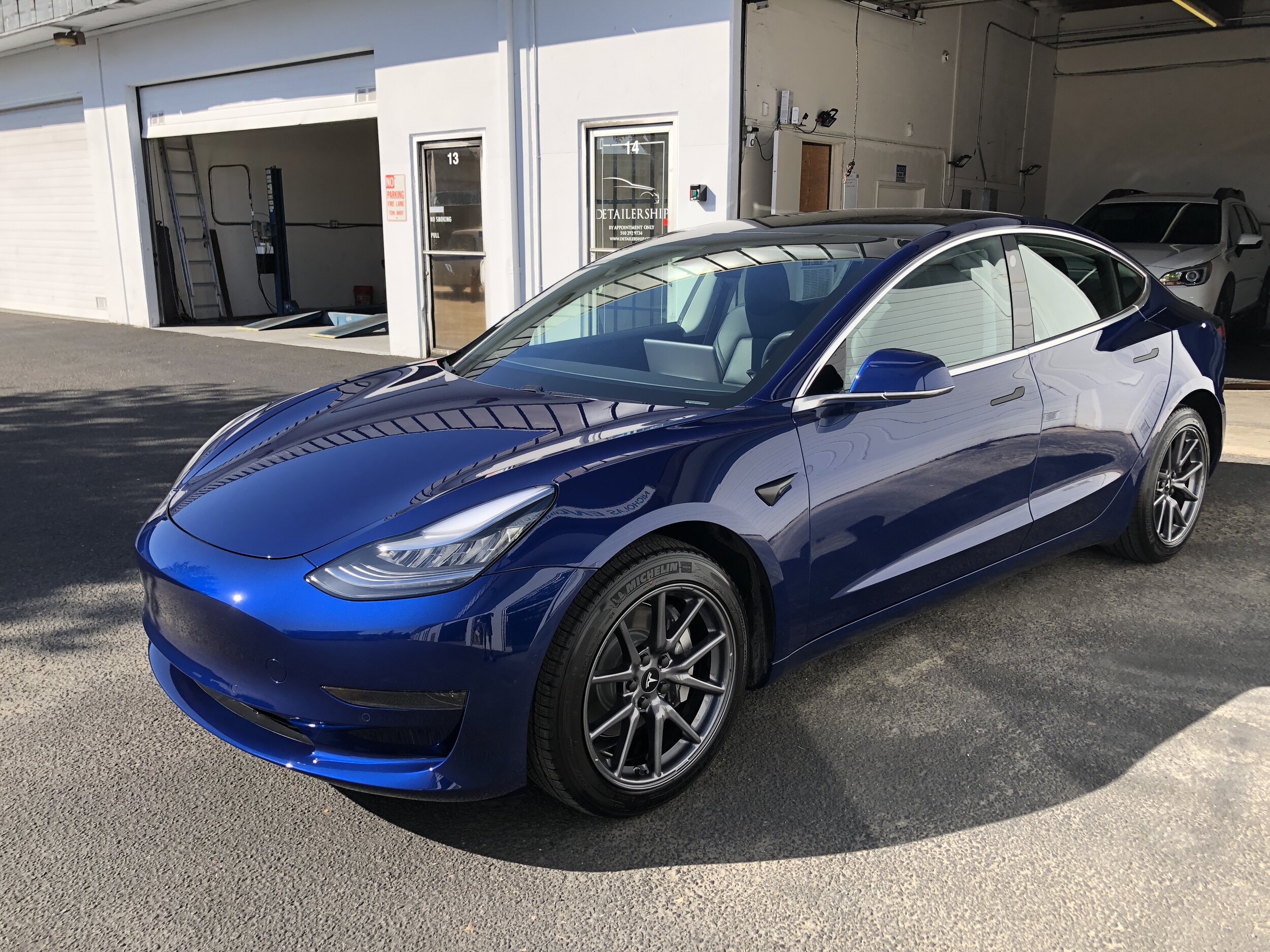 Tesla model 3 синяя