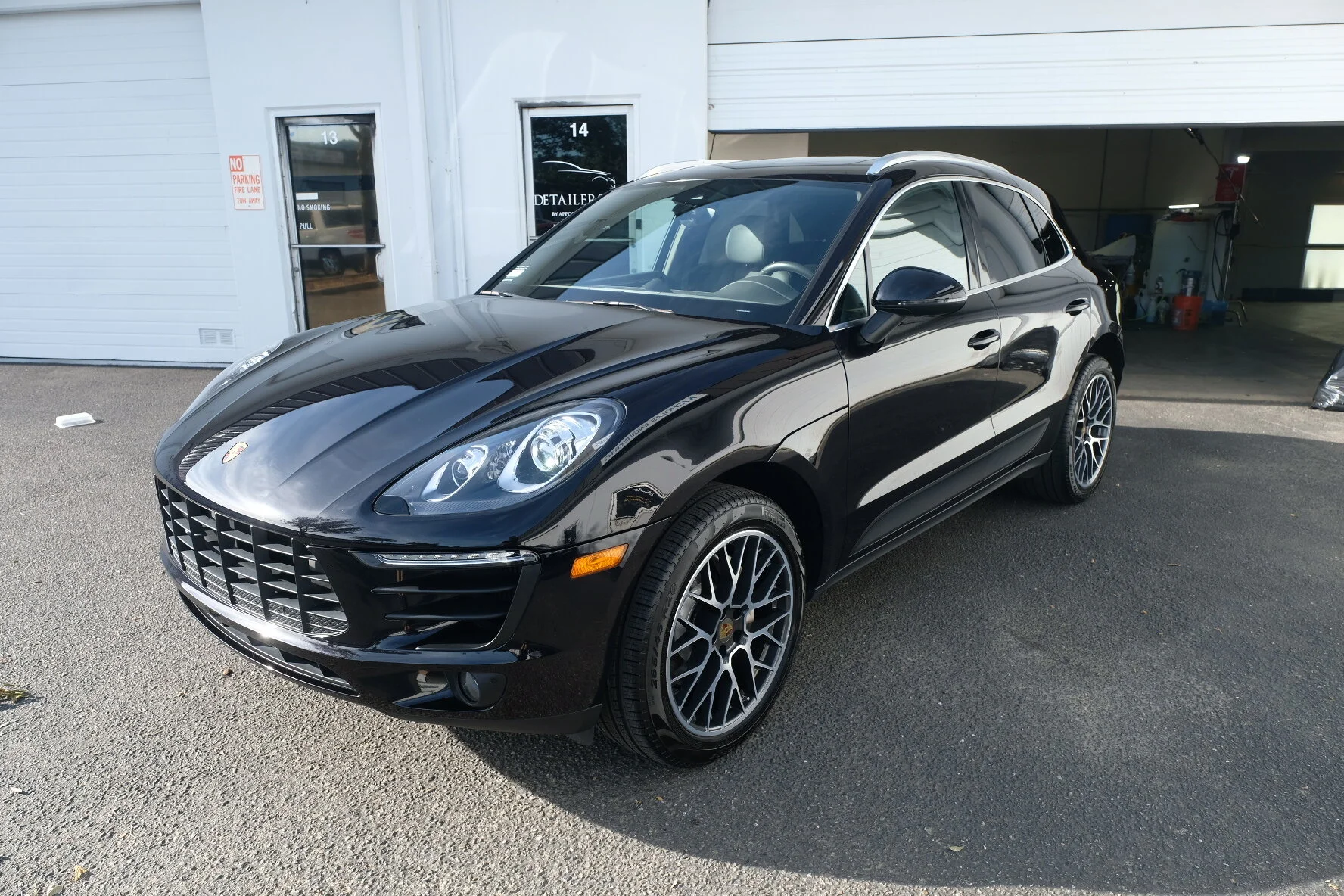 2017 Porsche Macan (Jet Black Metallic)