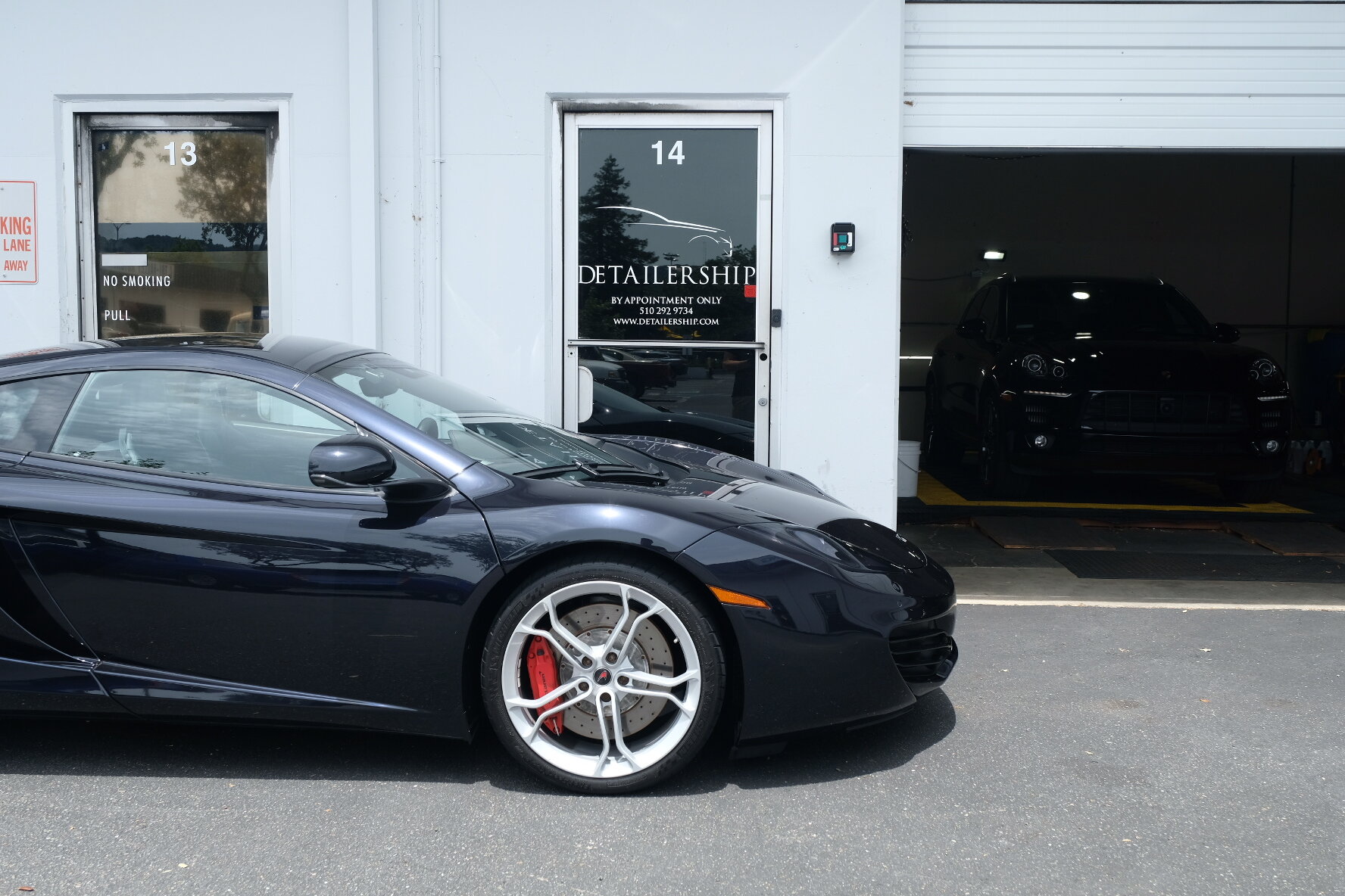 2012 McLaren MP4-12C (Sapphire Black)