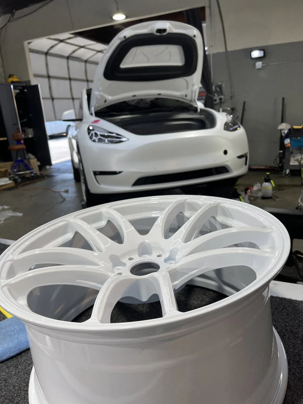 21 Tesla Model Y Multicoat White Detailership