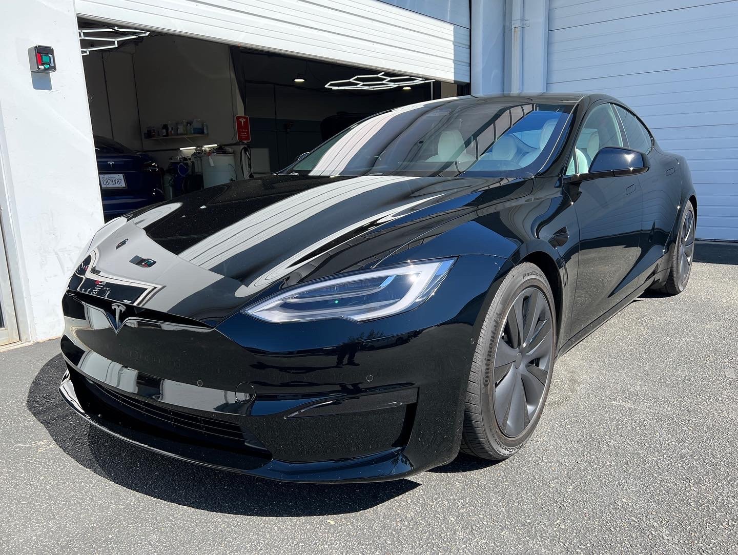 2022 Tesla Model S (Black)