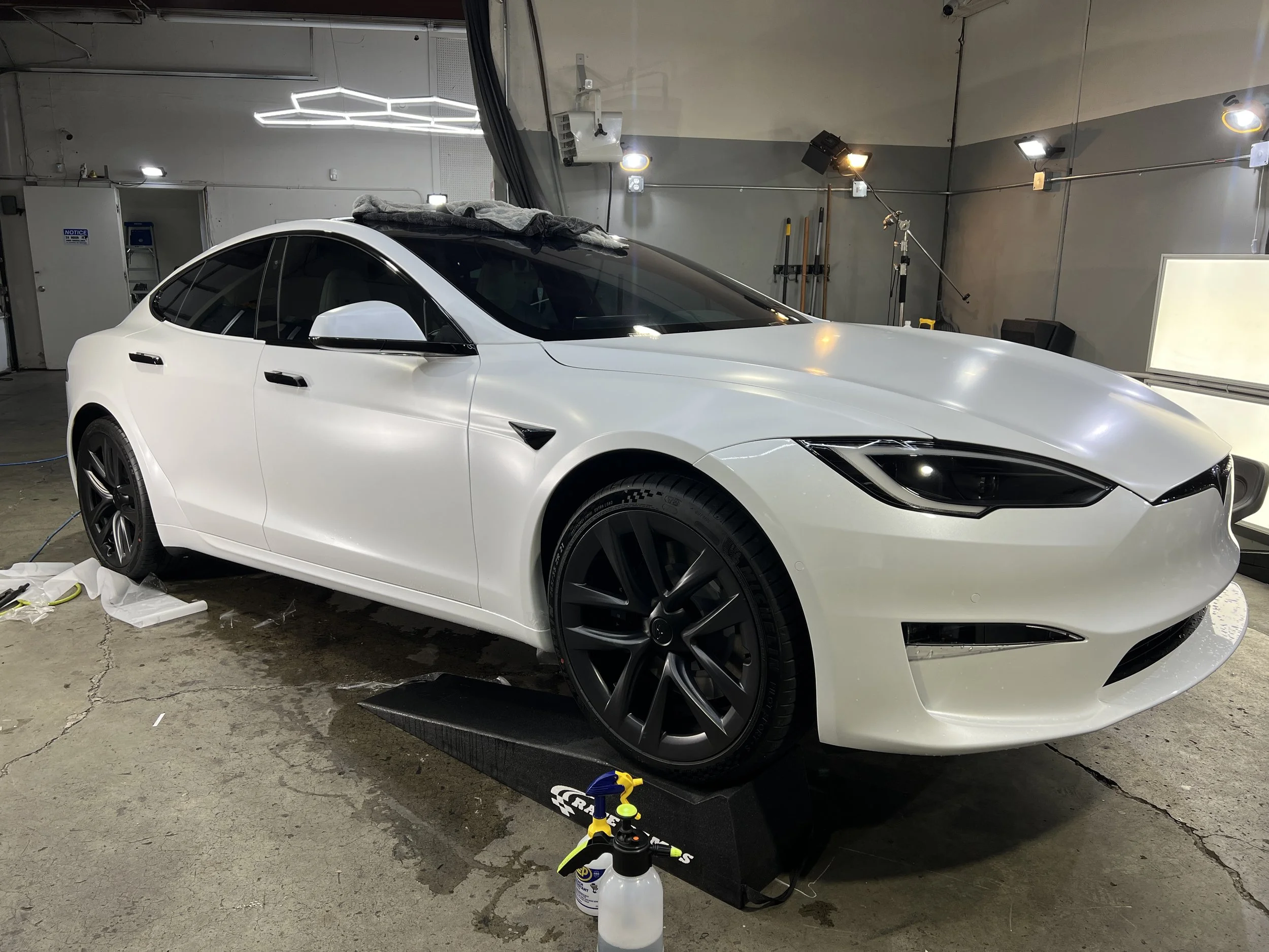 2022 Tesla Model S Plaid (Multicoat White)