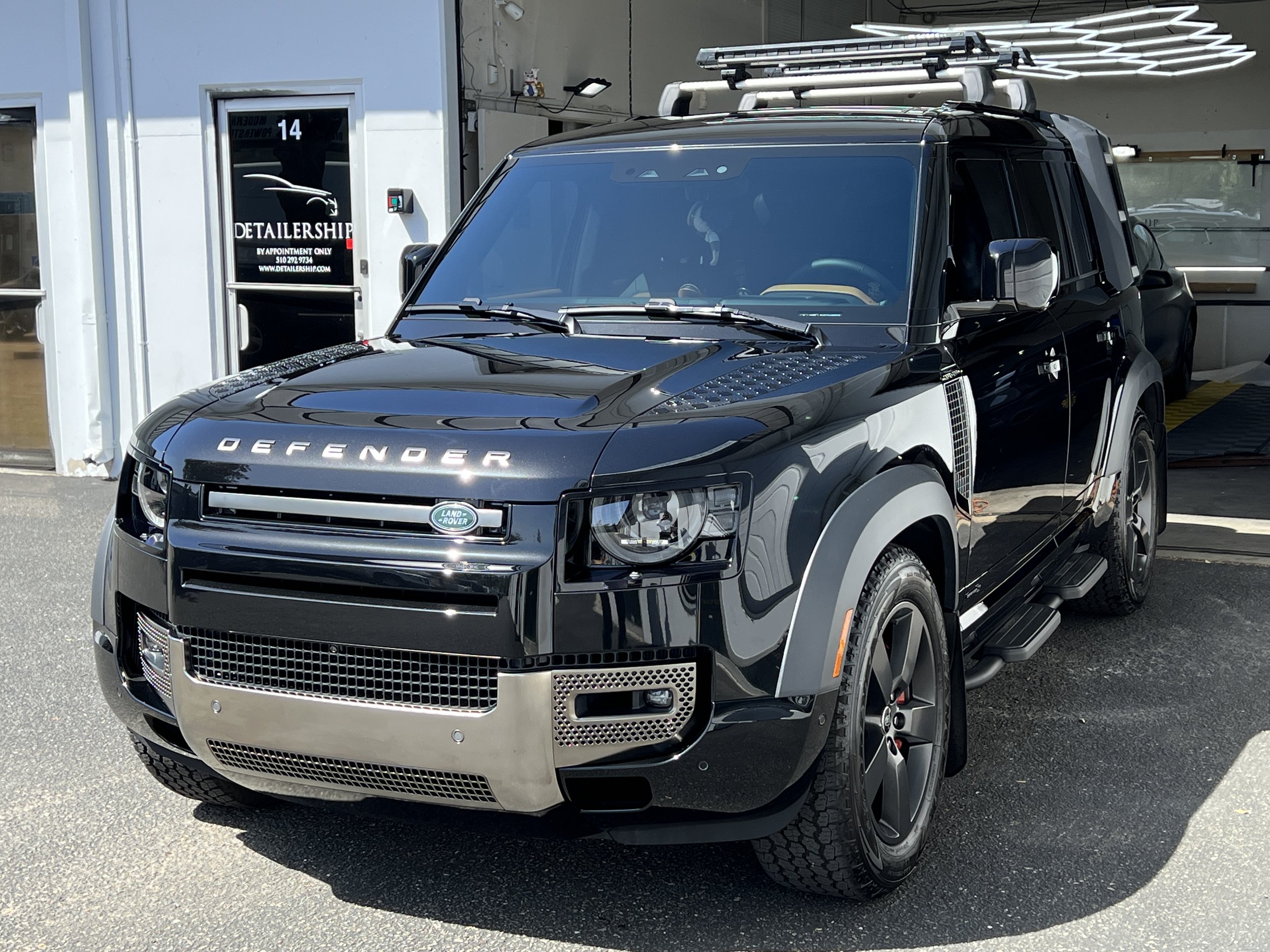 2022 Land Rover Defender (Santorini Black)