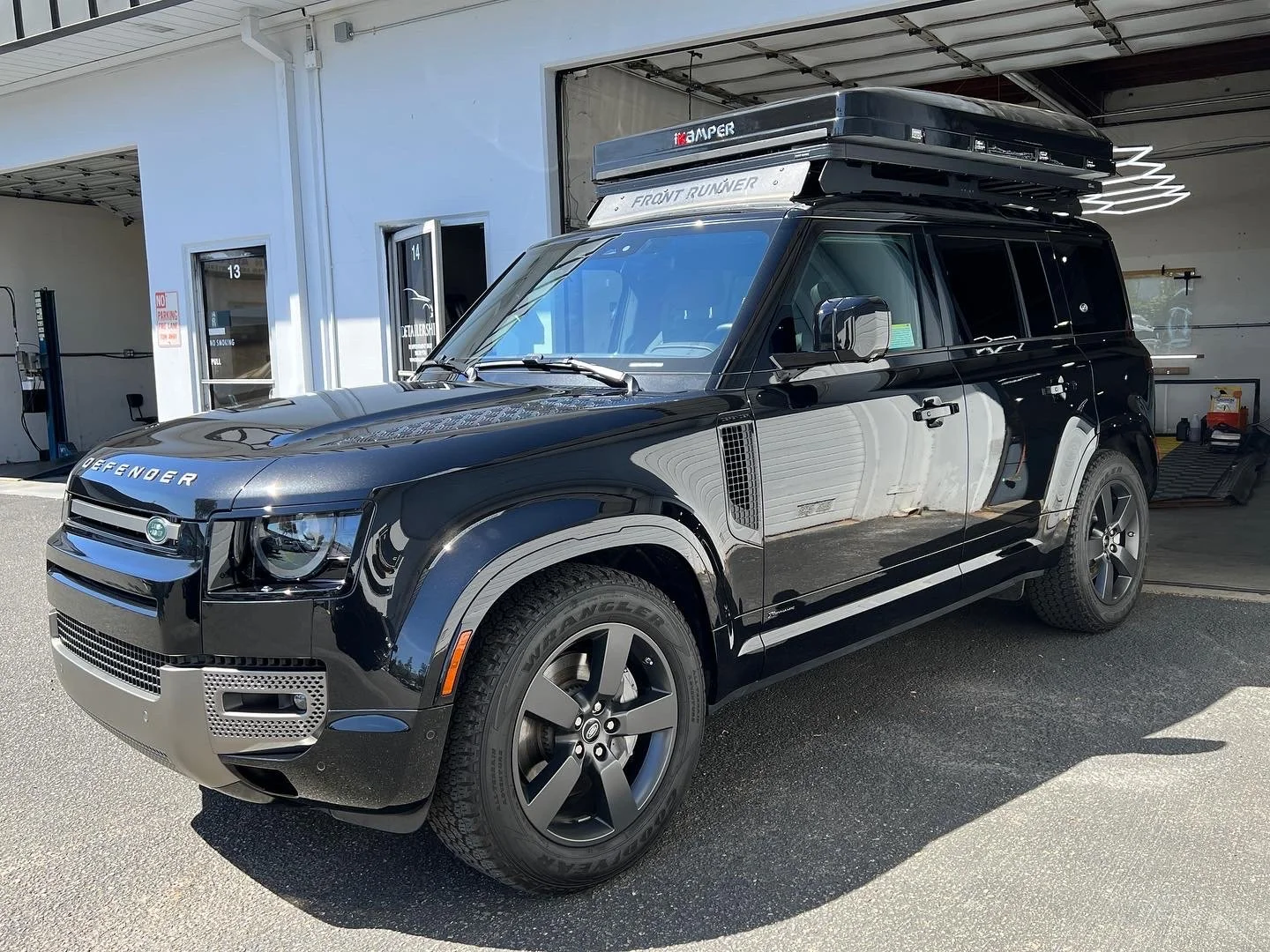 2021 Land Rover Defender (Santorini Black)