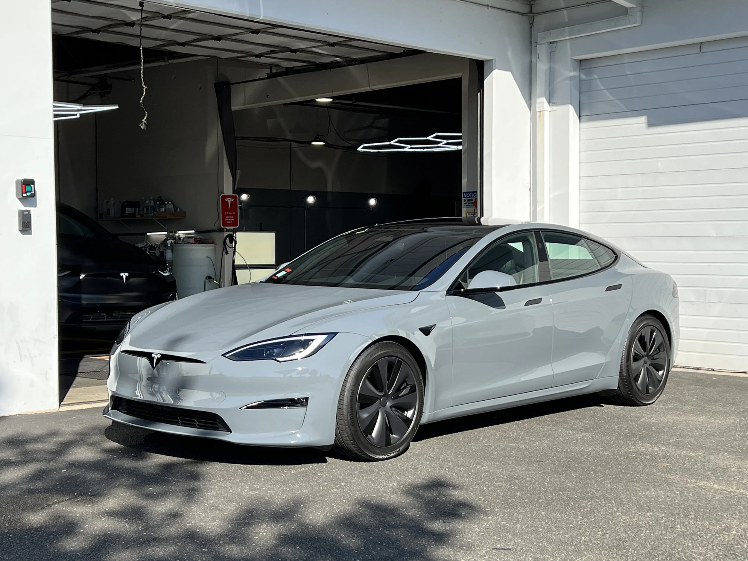 2022 Tesla Model S (Black)