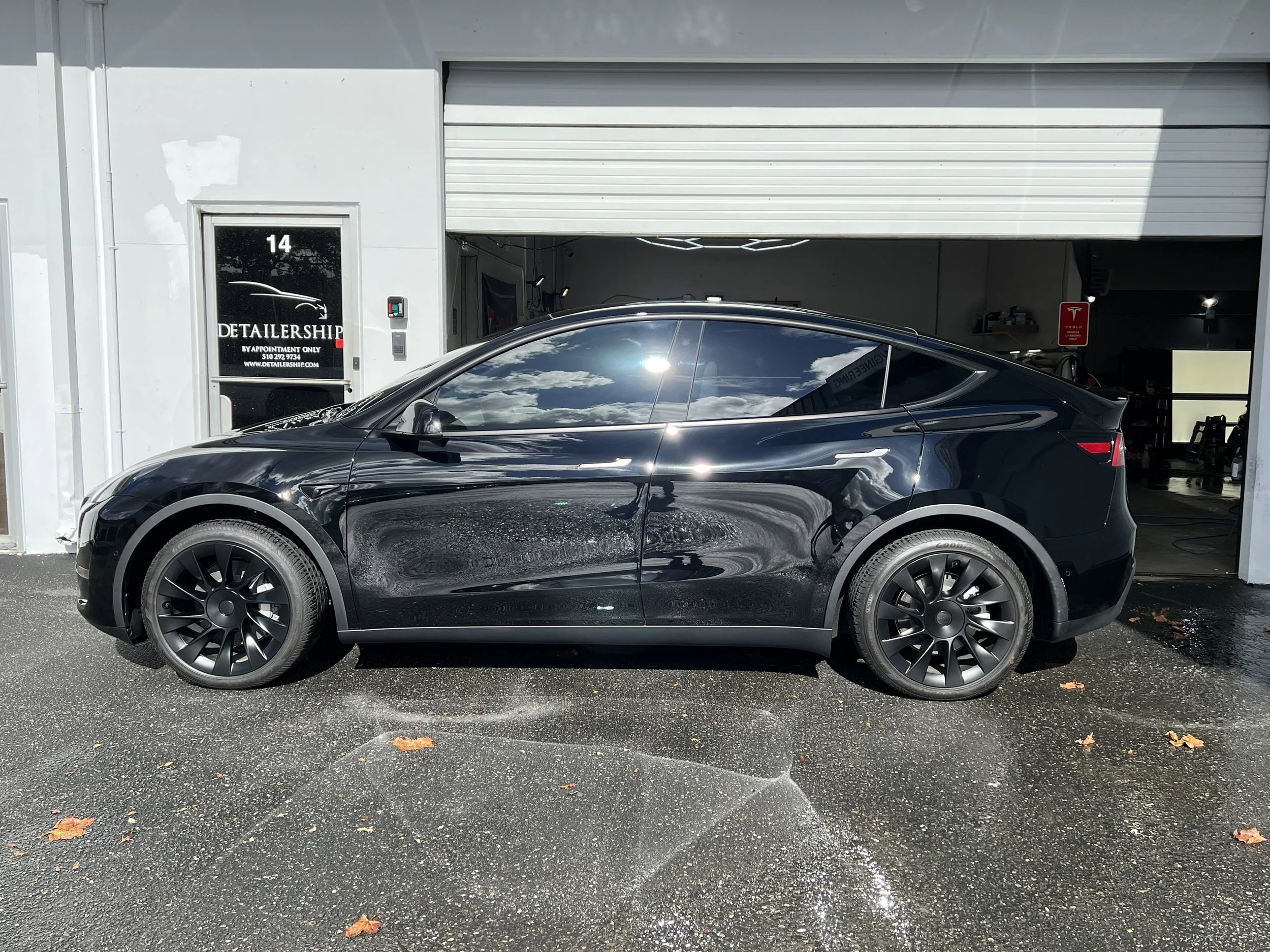 2022 Tesla Model Y (Black)