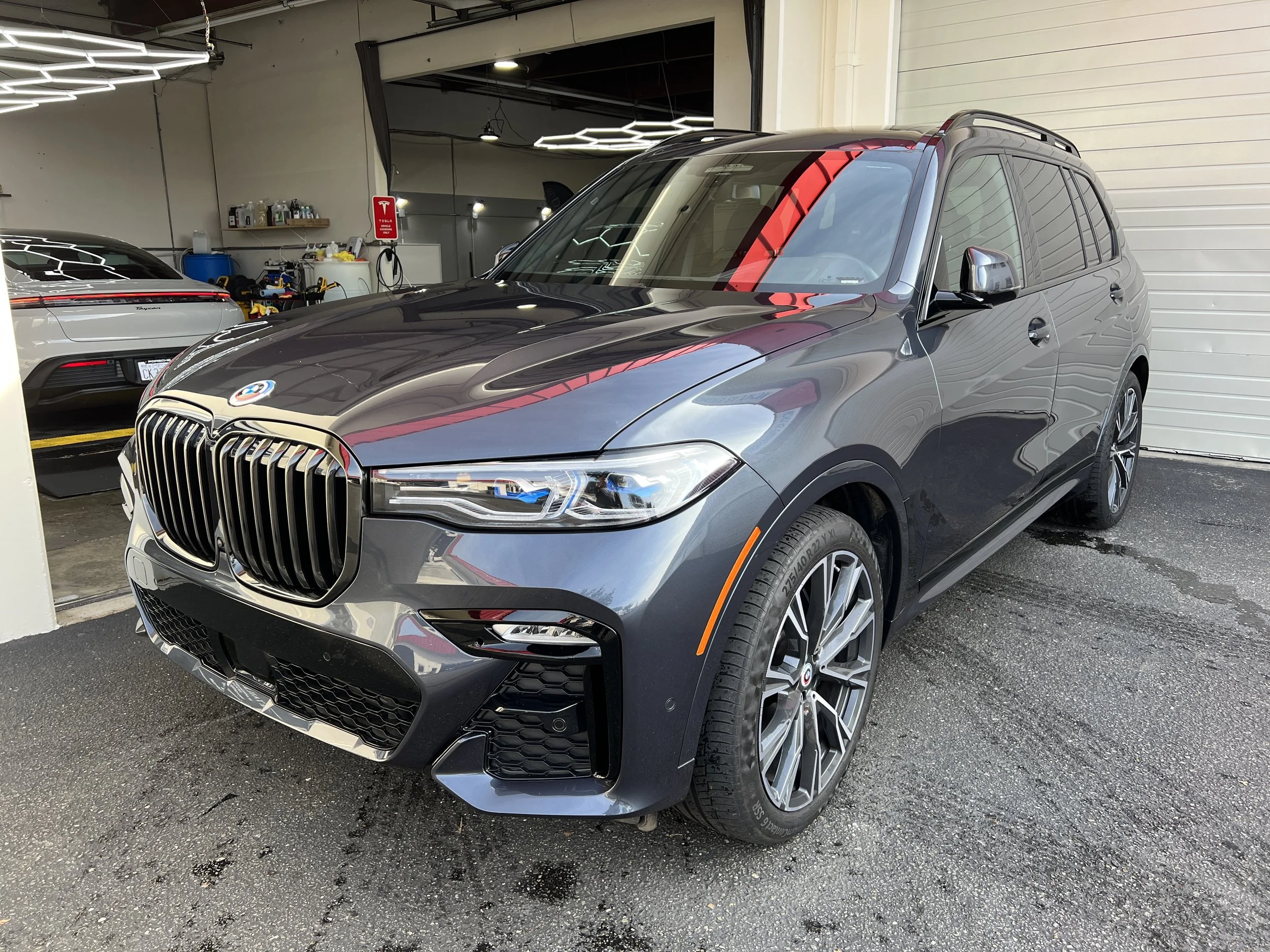 2022 BMW X7 M50i (Dark Graphite Metallic)