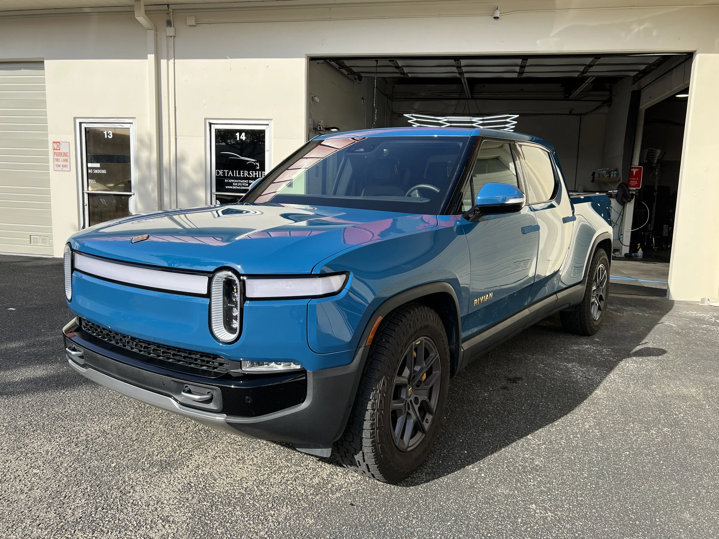 2022 Rivian R1T (Rivian Blue)
