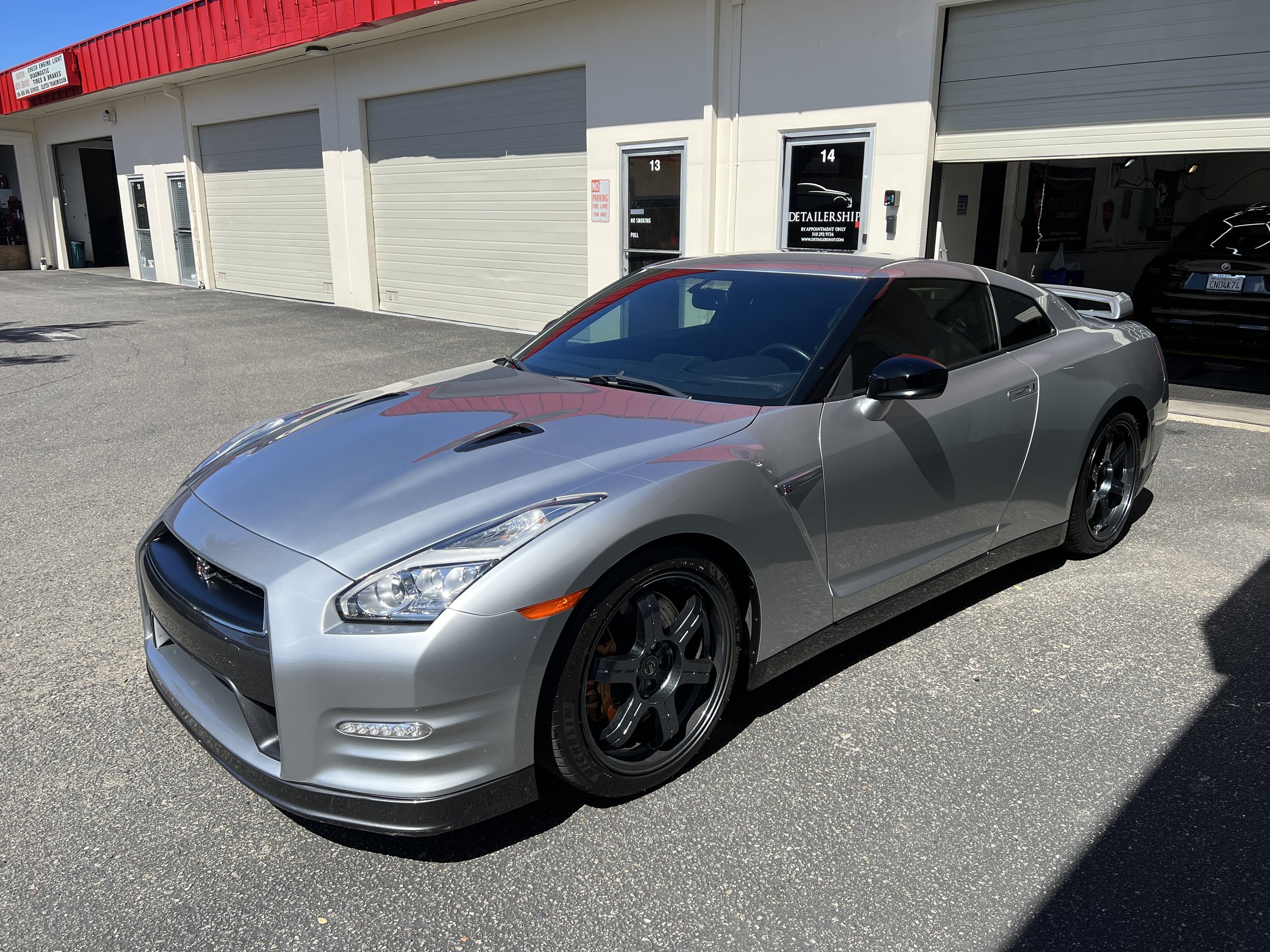 2015 Nissan GTR (Super Silver 3-Coat Metallic)