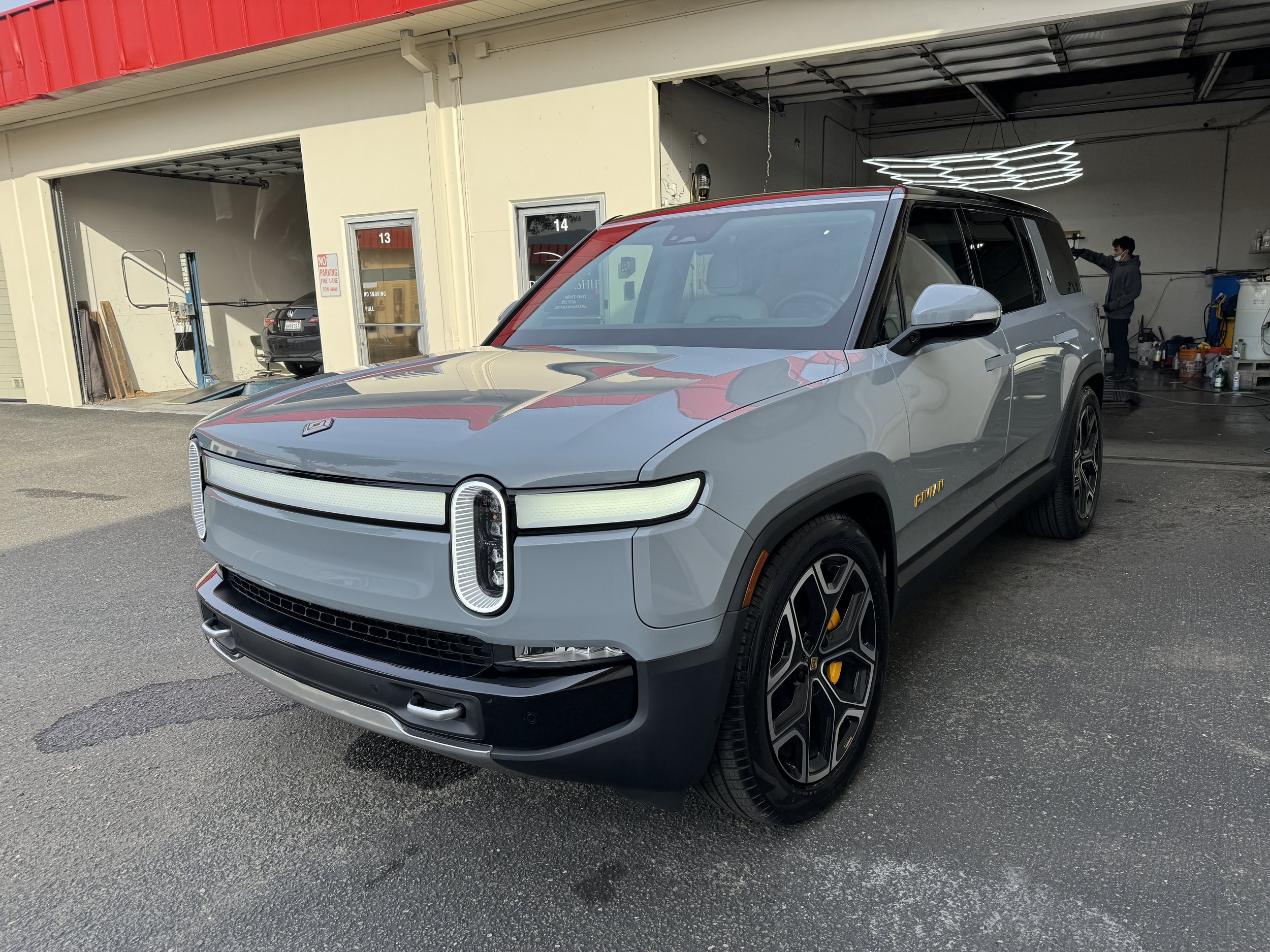 2023 Rivian R1S (Limestone)